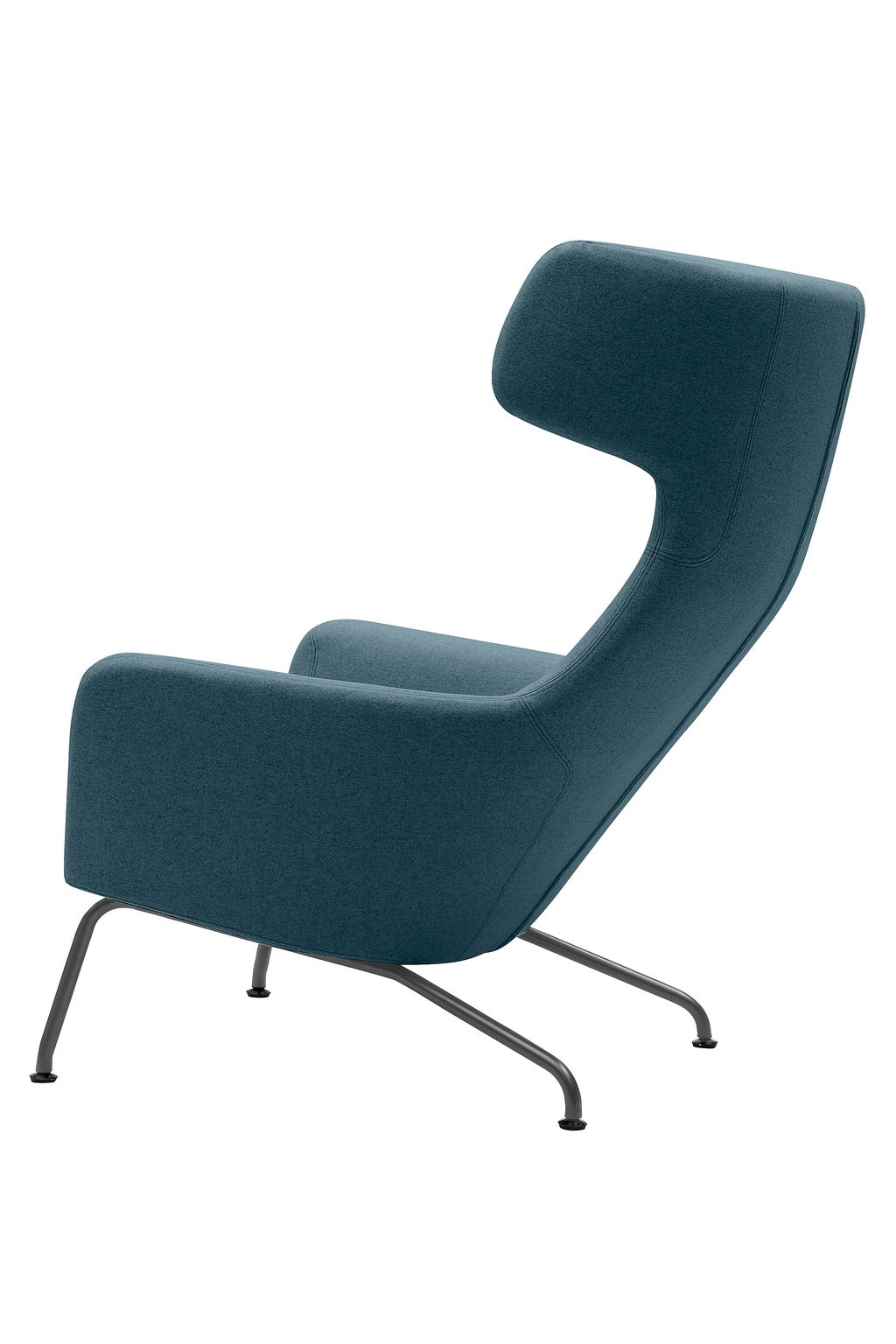 Le Fauteuil lounge Fjord haut dossier de Monsieur Bureau (design Busk+Hertzog) est un fauteuil moderne à haut dossier avec un revêtement bleu et de fins pieds angulaires en métal noir, présentés de profil sur un fond blanc.