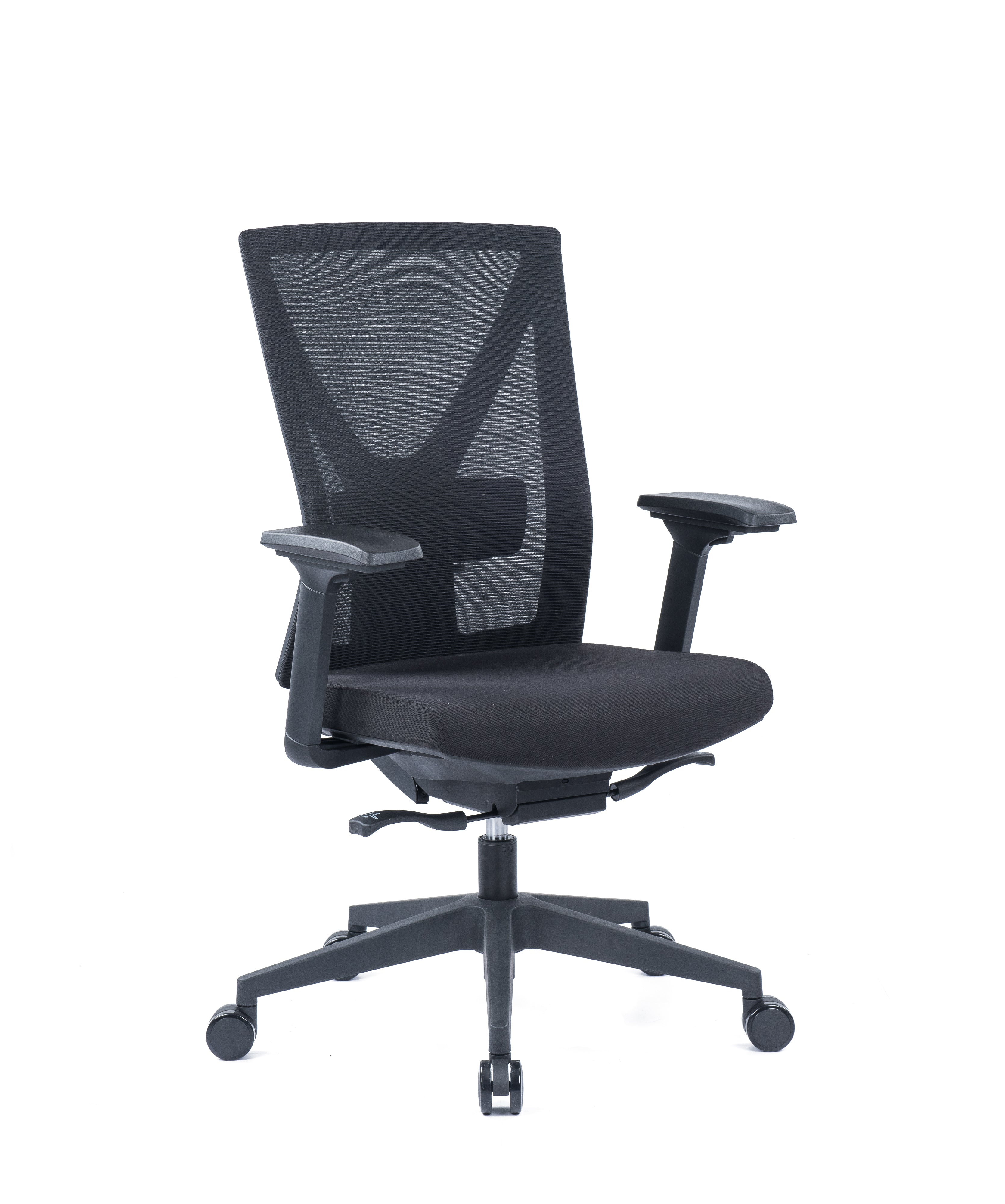 Le Fauteuil Auriga Mécanisme Basculant Décentré de Monsieur Bureau est une chaise de bureau ergonomique de couleur noire avec un dossier en maille, une assise rembourrée, des accoudoirs réglables et une base à cinq roues, présentée sur un fond blanc uni.