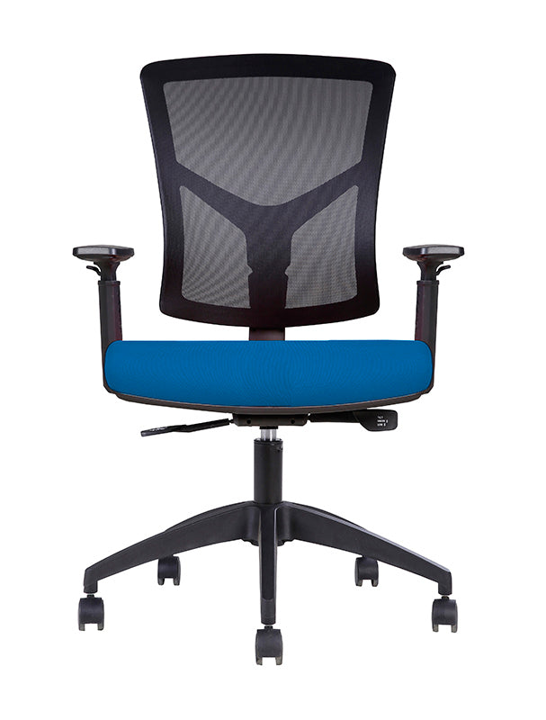 Le Monsieur Bureau Fauteuil Canis Synchrone dossier Résille est un siège de bureau ergonomique noir avec dossier en maille, accoudoirs réglables, assise coussinée bleue, piétement noir à cinq roues et leviers de réglage visibles, représenté sur fond blanc.