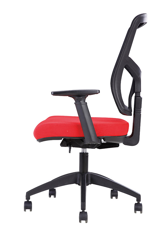 Vue latérale du Monsieur Bureau Fauteuil Canis Synchrone dossier Résille, composé d'une structure noire, d'une assise à coussin rouge, d'un dossier en maille, d'accoudoirs réglables et de cinq roues pivotantes sur un socle noir.