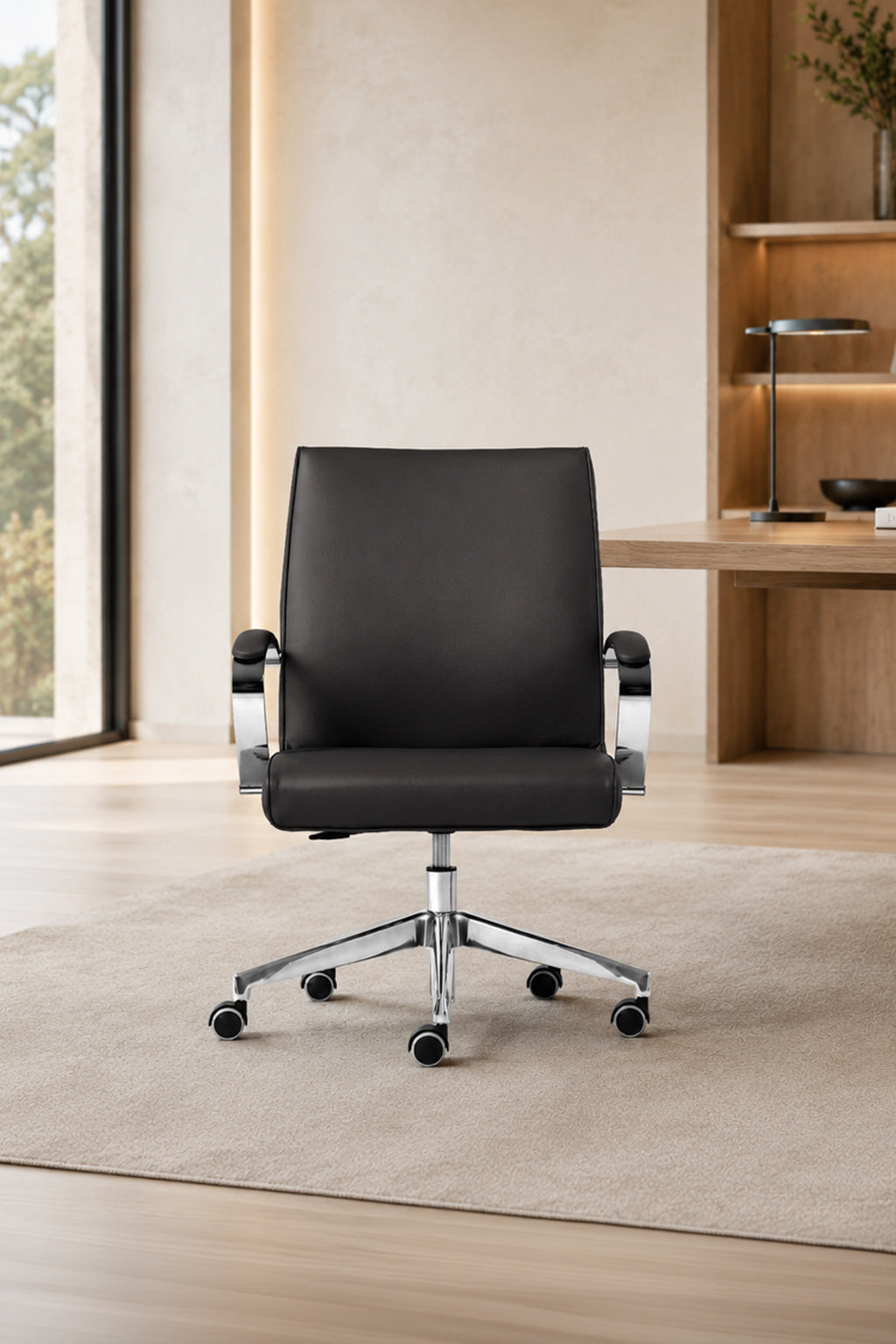 Le Fauteuil de direction Venus cuir dossier moyen de Monsieur Bureau, un fauteuil de bureau ergonomique noir moderne avec accoudoirs chromés et cinq roulettes, est posé sur un tapis beige dans un bureau minimaliste avec des étagères en bois et une grande fenêtre.