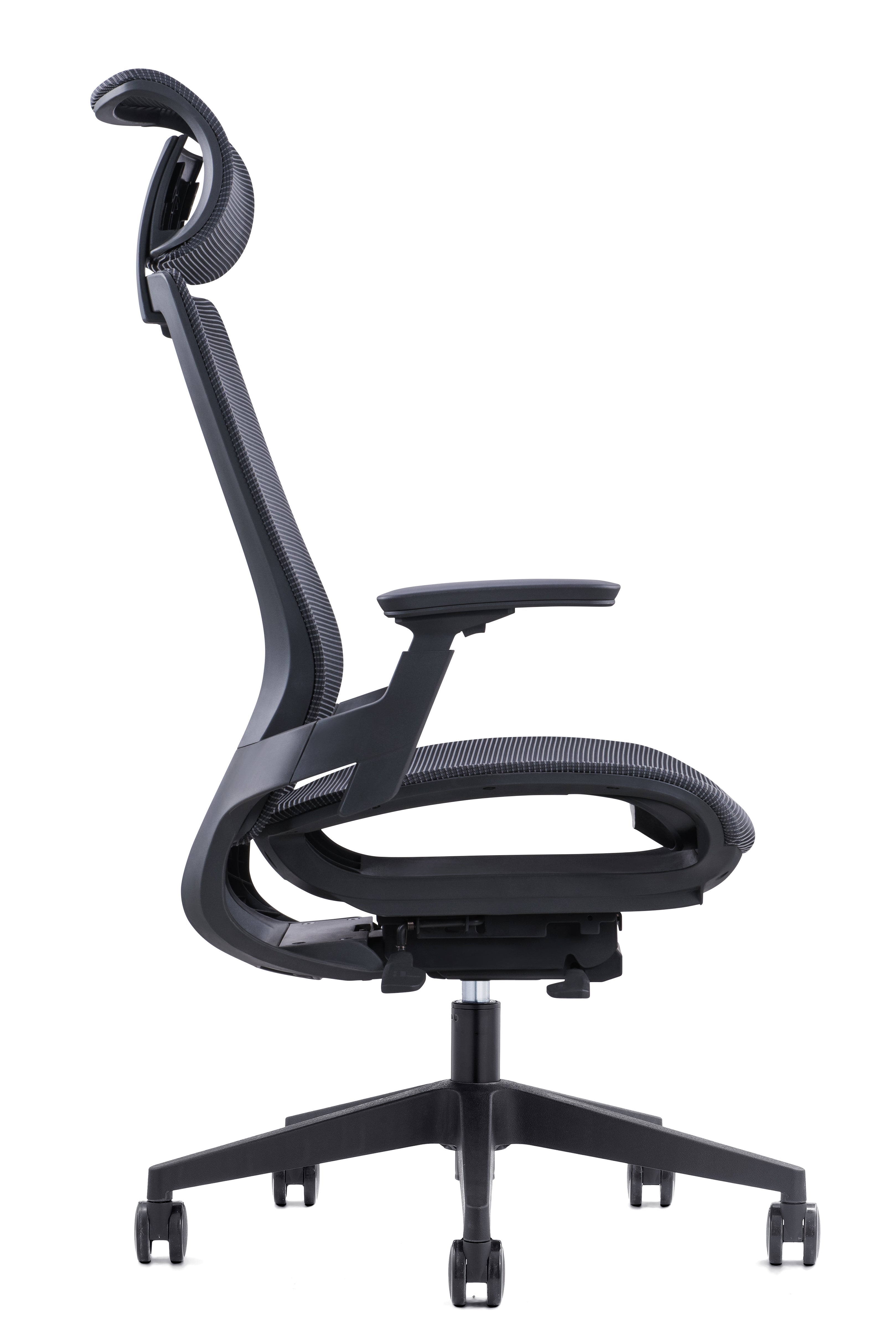 Le Monsieur Bureau Fauteuil Bureau Ergo Lacerta Synchrone+Têtière est présenté de profil sur fond blanc, avec un dossier en maille, un support lombaire et des accoudoirs réglables, une têtière réglable et une base noire à cinq roues.