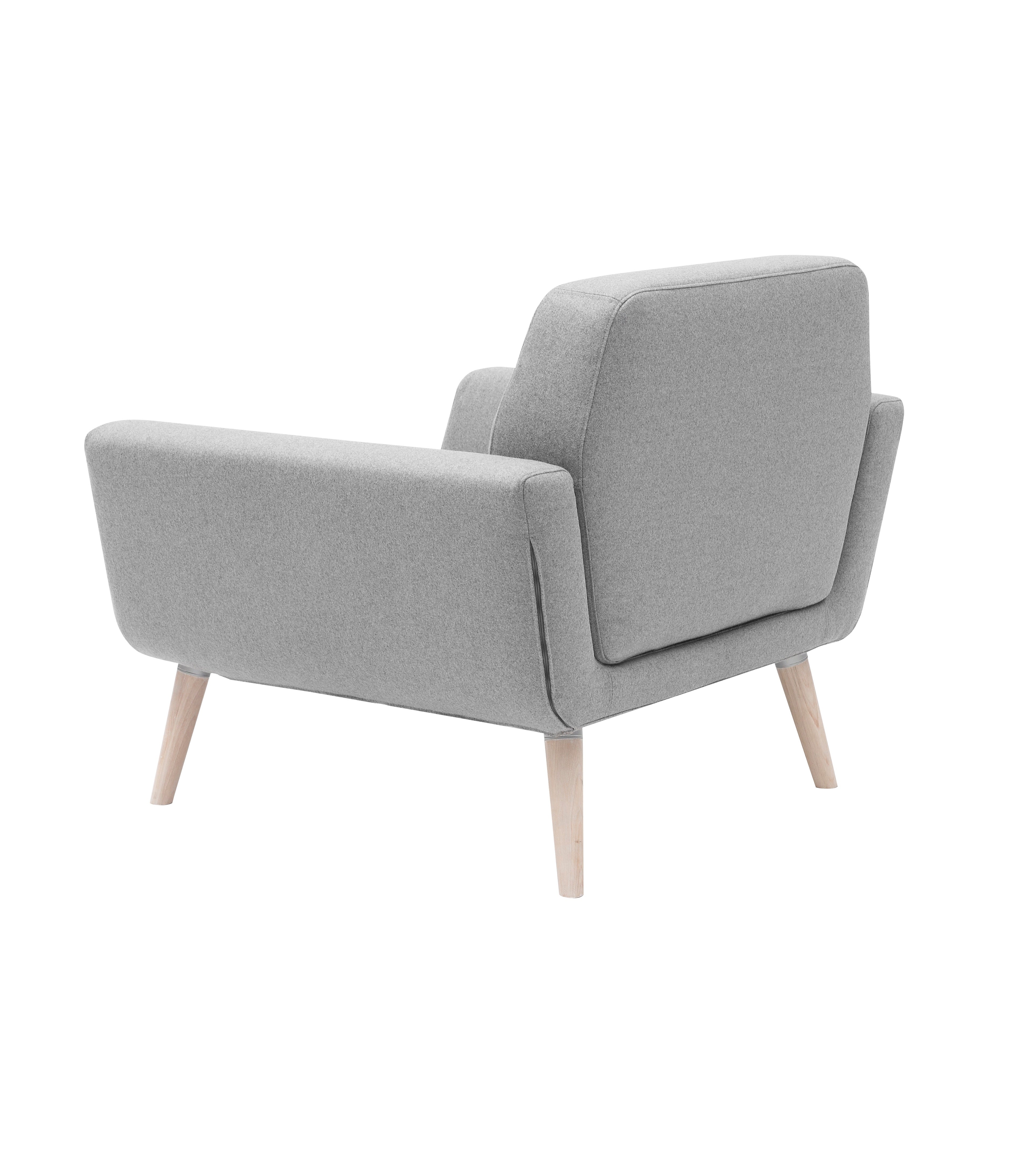 Le Fauteuil scandinave Natt de Robert ZOLLER de Monsieur Bureau se caractérise par un revêtement gris clair et des pieds en bois clair. Il est présenté de dos, de biais, sur un fond blanc.
