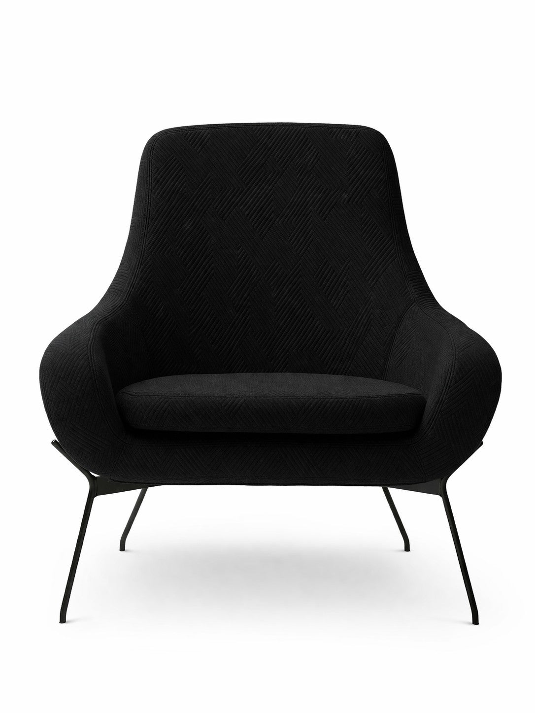 Le Fauteuil Lounge Nomi de Susanne GRØNLUND pour Monsieur Bureau présente un design moderne noir avec de larges accoudoirs incurvés et de fins pieds en métal, idéal pour le mobilier professionnel, présenté sur un fond blanc uni.