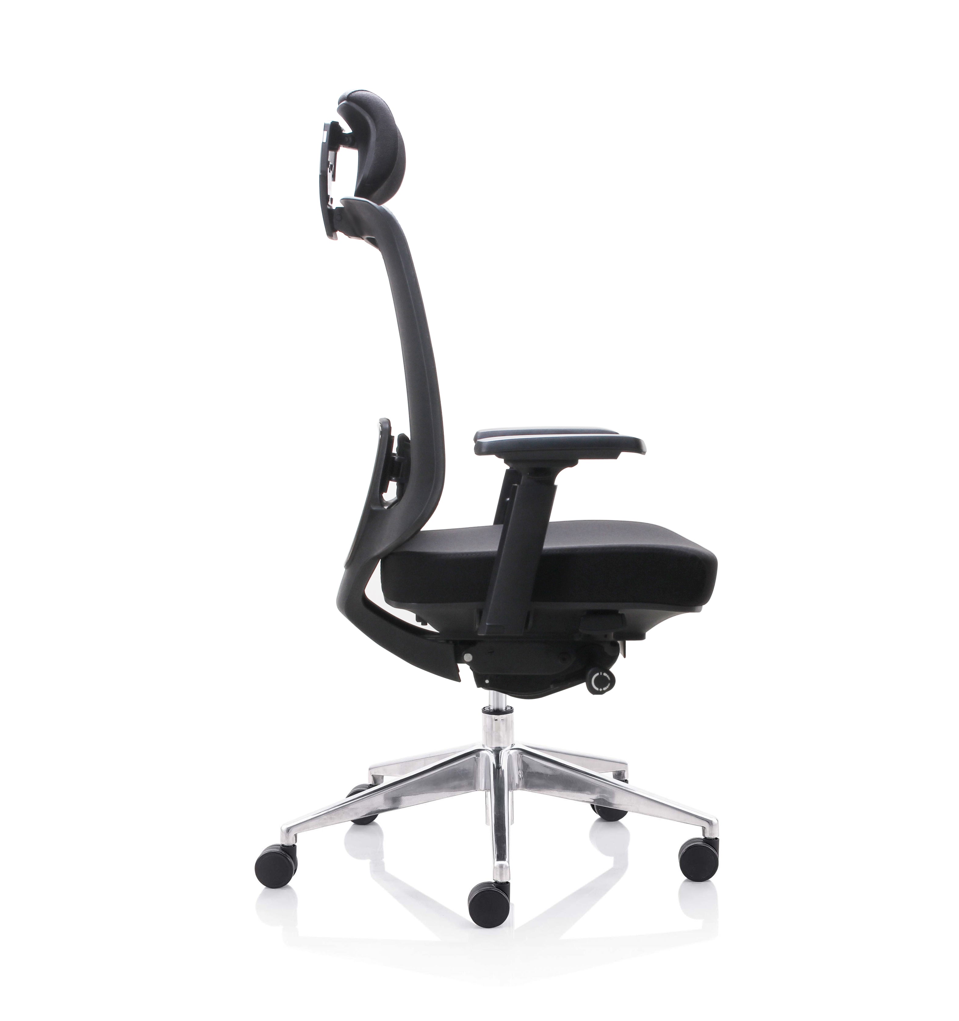 Le Fauteuil Ergonomique Léo - Avec têtière de Monsieur Bureau est un siège de bureau moderne de couleur noire avec accoudoirs et piétement chromé à cinq roues, présenté de profil sur fond blanc pour un confort optimal.