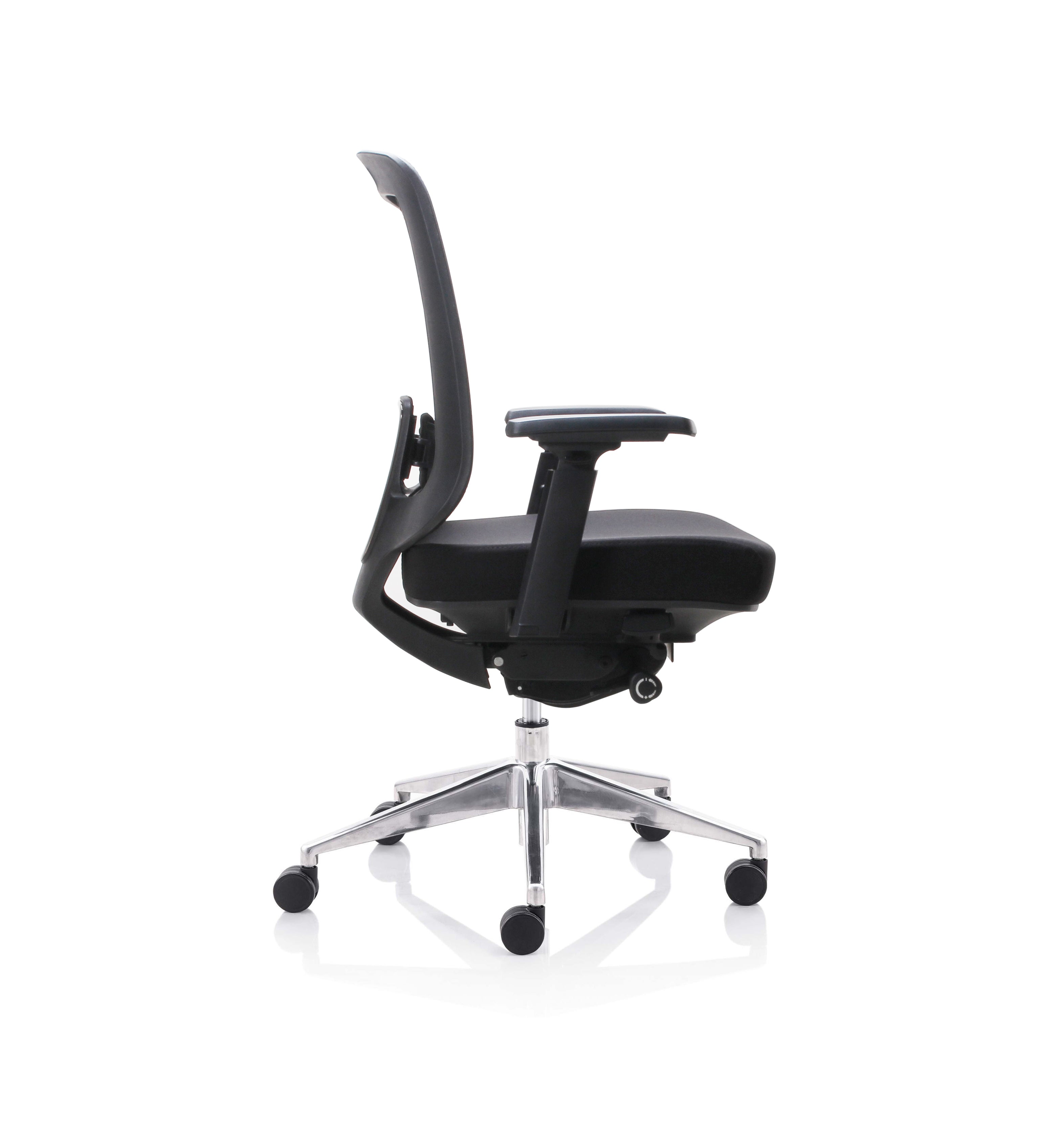 Le Fauteuil Ergonomique Léo de Monsieur Bureau est un siège de bureau ergonomique moderne de couleur noire avec accoudoirs, dossier en maille, support lombaire réglable et base chromée à cinq roulettes, présenté de profil sur fond blanc.