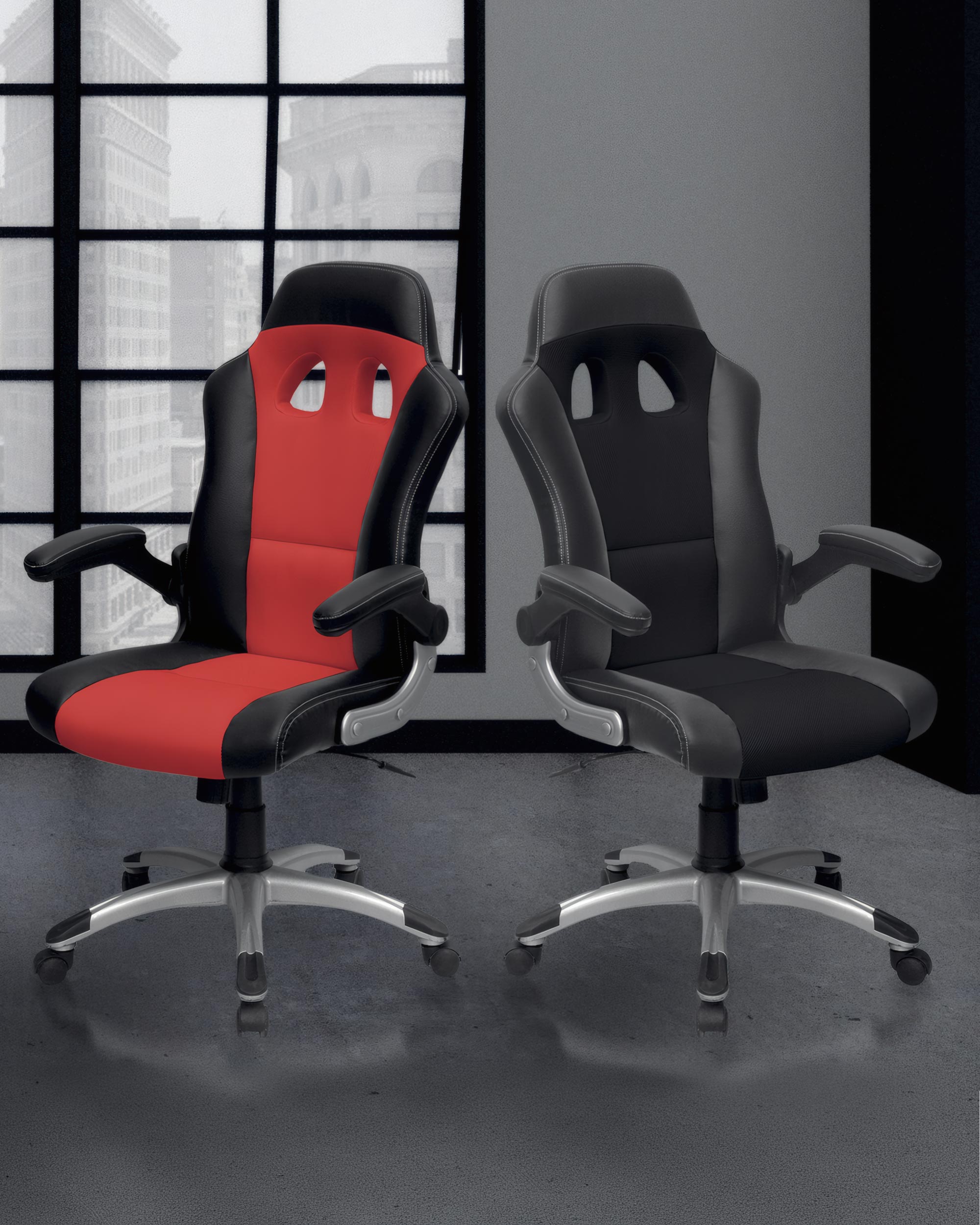 Deux chaises Monsieur Bureau Fauteuil Gamer Racing Geek, l'une noire avec des accents rouges, l'autre entièrement noire, sont assises côte à côte dans une pièce moderne avec de grandes fenêtres et des murs gris. Livraison rapide disponible.