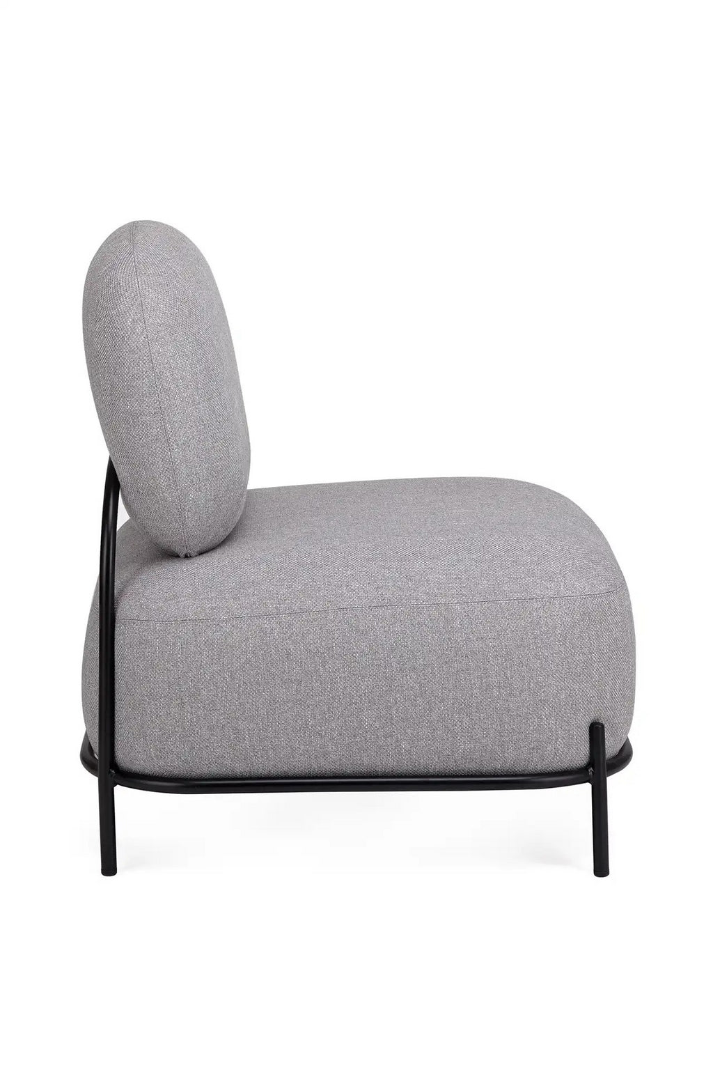 Le Fauteuil d'accueil Brooklin de Monsieur Bureau présente un design minimaliste avec un dossier arrondi, un revêtement gris clair et une structure élégante en métal noir à quatre pieds. Vue de côté.