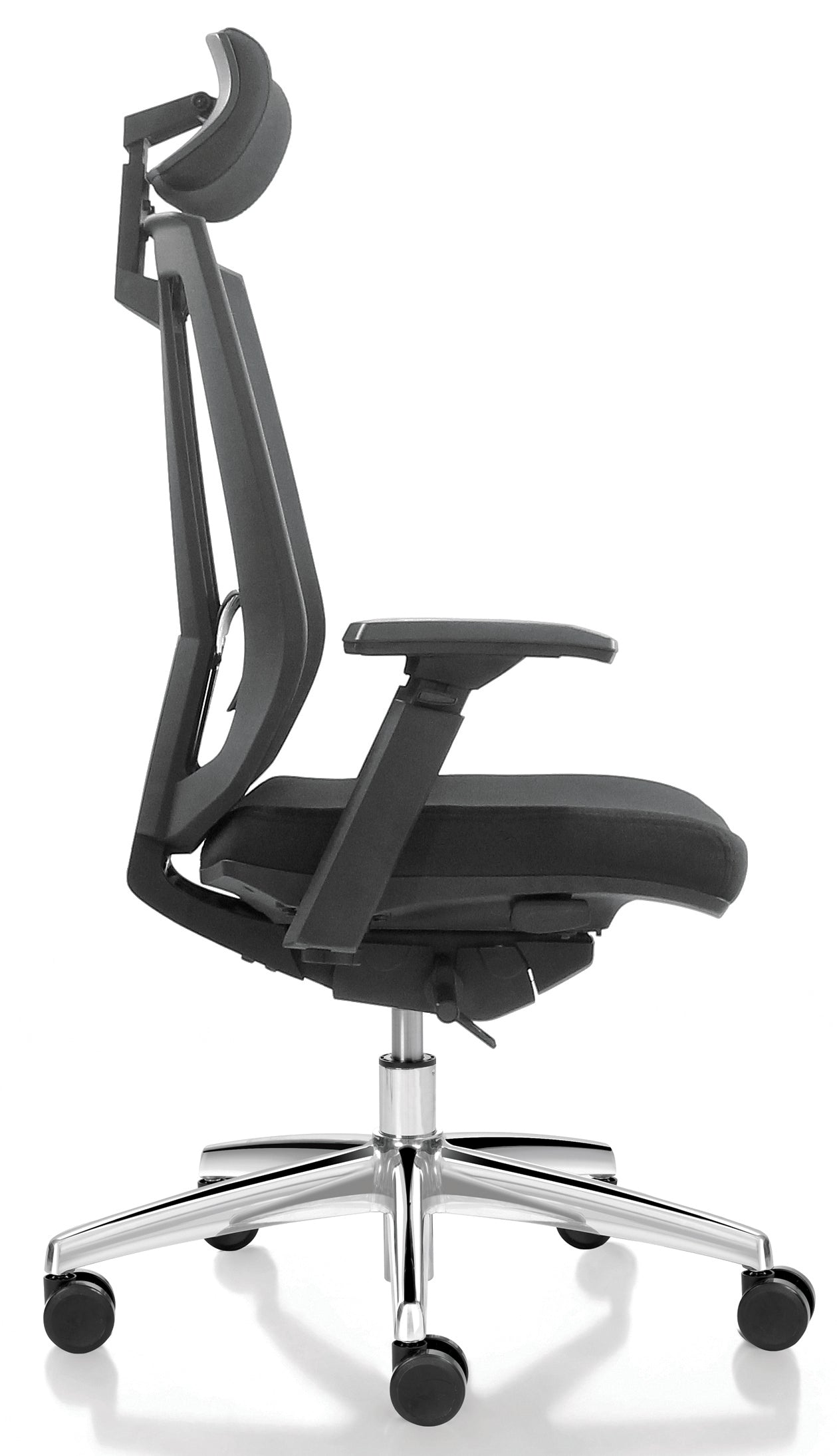 Vue de côté du Fauteuil Bureau Ergonomique Virgo Synchrone 3D de Monsieur Bureau, avec son siège noir rembourré, ses accoudoirs et son appui-tête réglables en 3D, son mécanisme synchrone et son piètement métallique à cinq roues, parfait pour un usage professionnel intensif.