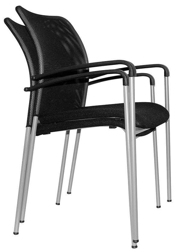 Deux chaises Fauteuil Réunion Pégase Visiteur Empilable de Monsieur Bureau, au dossier en maille noire et aux pieds argentés, sont empilées pour mettre en valeur leur design professionnel moderne et peu encombrant.