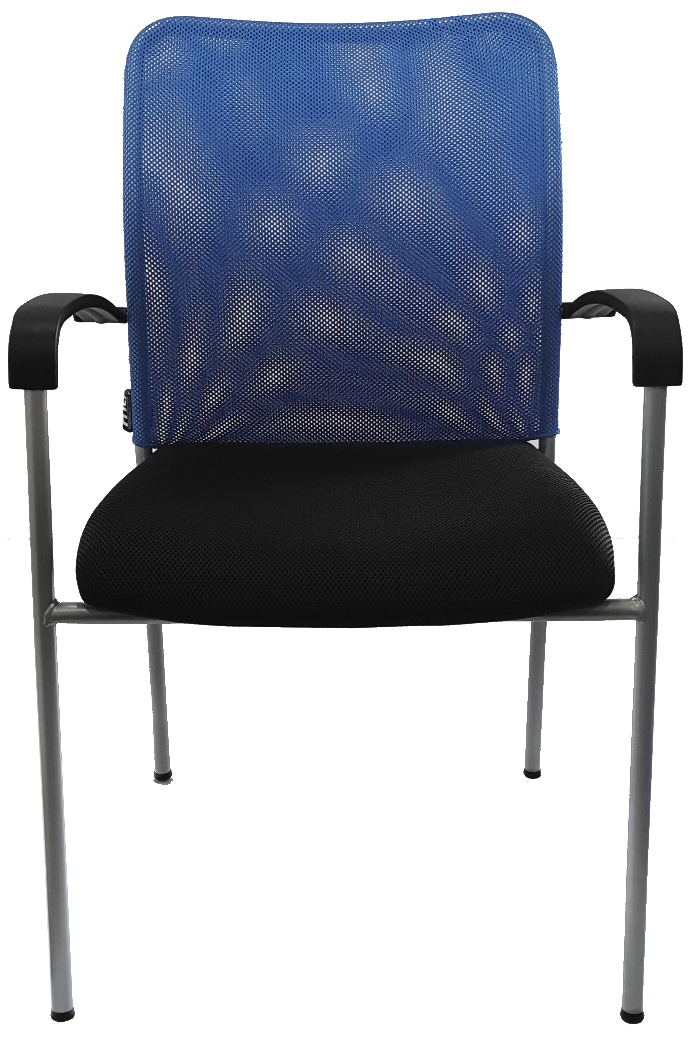 Le Fauteuil Réunion Pégase Visiteur Empilable de Monsieur Bureau est doté d'un dossier en maille bleue, d'une assise et d'accoudoirs rembourrés noirs et de pieds en métal argenté, parfaits pour les espaces professionnels. Représenté de face sur fond blanc.