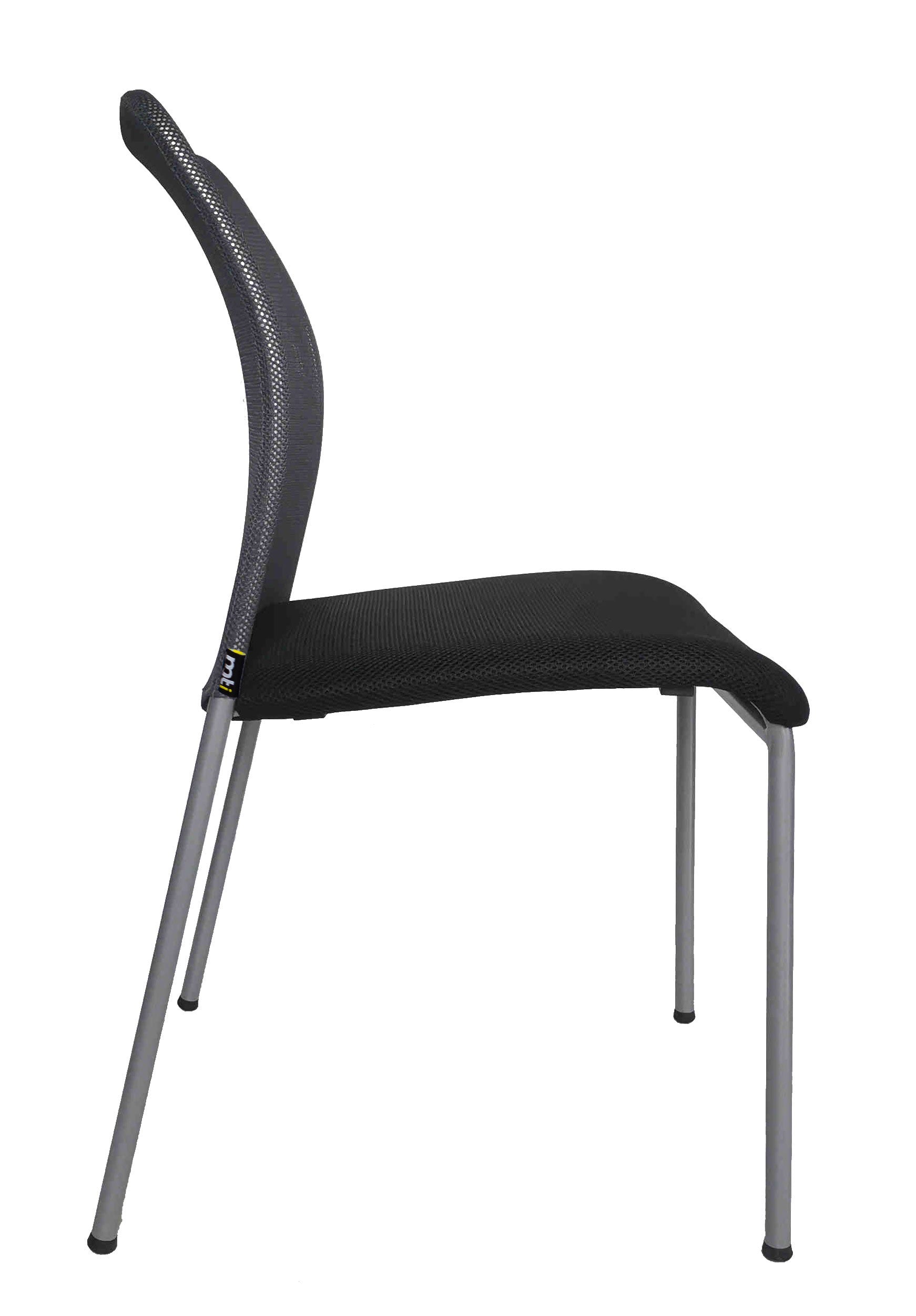 Vue latérale du Fauteuil Réunion Pégase Visiteur Empilable de Monsieur Bureau, une chaise empilable moderne en maille noire avec un dossier incurvé et des pieds argentés. Son assise galbée et son style minimaliste conviennent aux environnements professionnels.