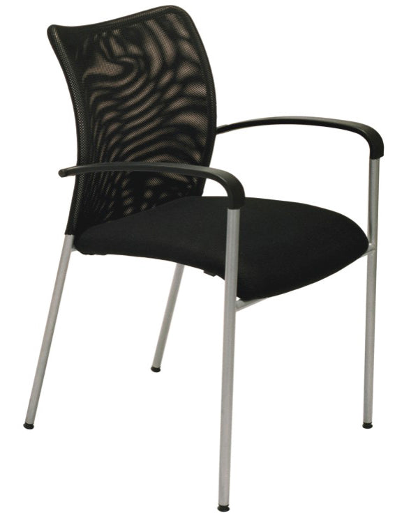 Le Fauteuil Réunion Pégase Visiteur Empilable de Monsieur Bureau est une chaise de bureau moderne noire avec un dossier en maille, des accoudoirs noirs et des pieds en métal argenté, idéale pour les salles de réunion professionnelles, présentée sur un fond blanc uni.
