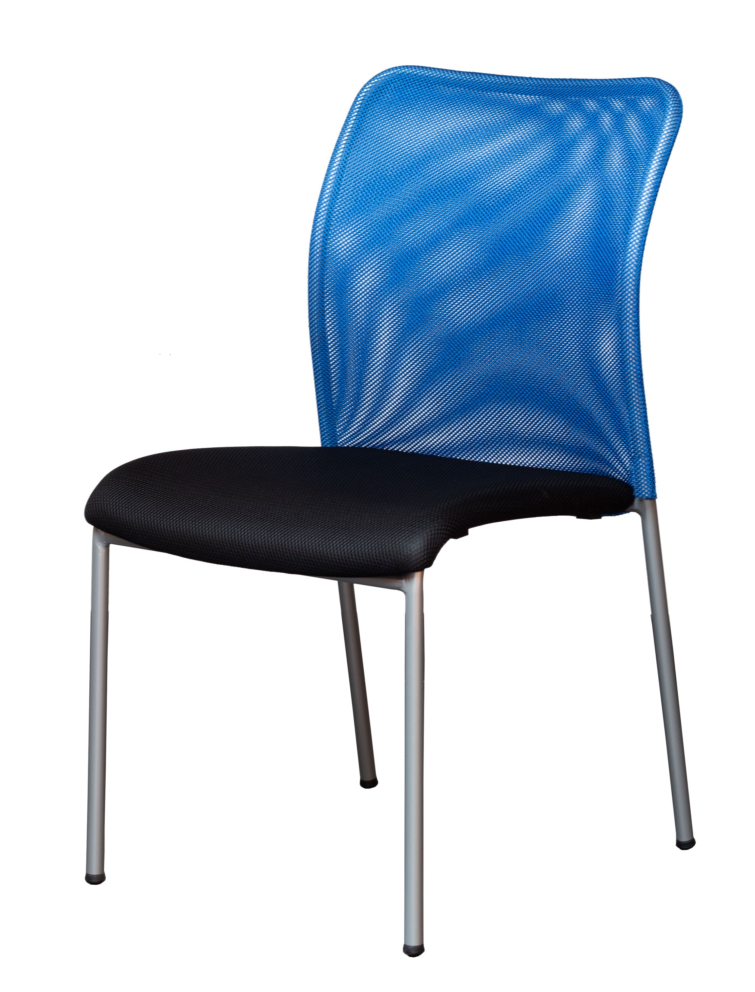 Le Fauteuil Réunion Pégase Visiteur Empilable de Monsieur Bureau est composé d'un dossier en maille bleue, d'une assise coussinée noire et de pieds en métal argenté - idéal pour le mobilier professionnel - sur fond blanc.#finitions_bleu