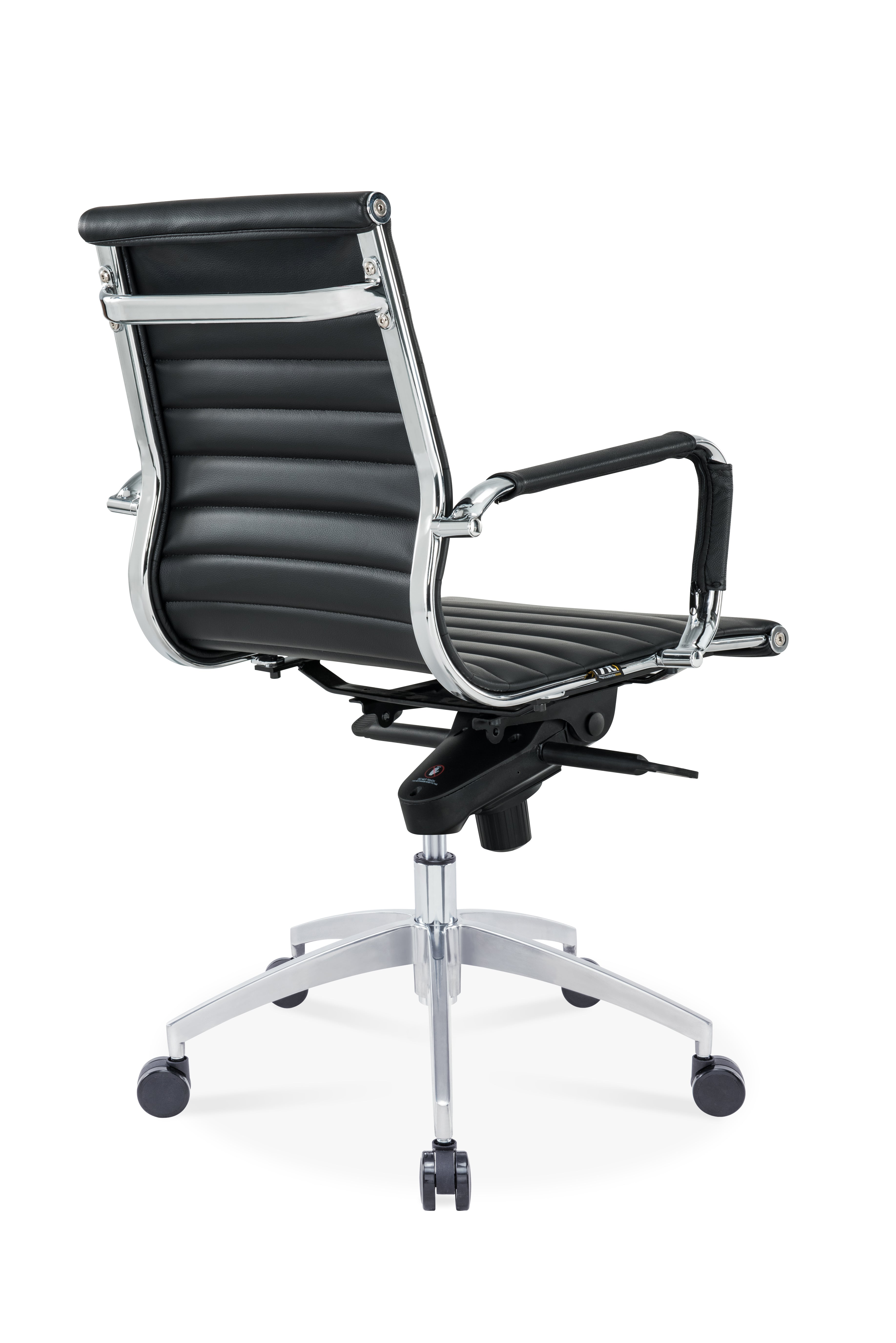 Le Fauteuil Réunion basculant Persée Cuir Bas Dossier de Monsieur Bureau est une chaise moderne en cuir noir avec un dossier nervuré, une structure et des accoudoirs chromés, cinq roues pivotantes, une hauteur réglable et une base en métal.