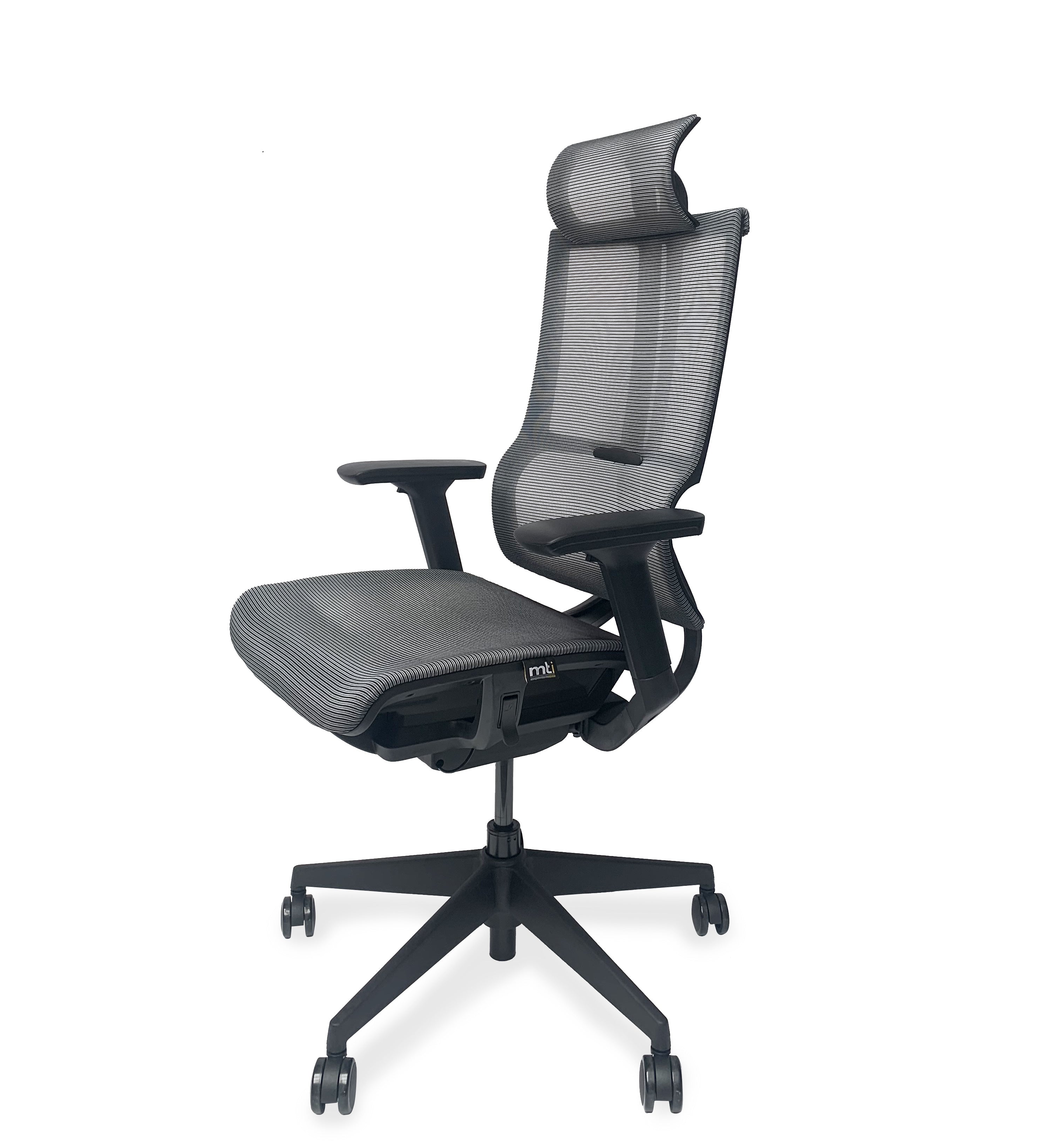 Le Fauteuil de bureau ergo Lyre synchrone 3D de Monsieur Bureau est doté d'un dossier en maille, d'un appui-tête et d'accoudoirs réglables en 3D, d'une assise rembourrée et d'un piètement noir à cinq roulettes pour un soutien et une mobilité optimaux lors d'une utilisation intensive.