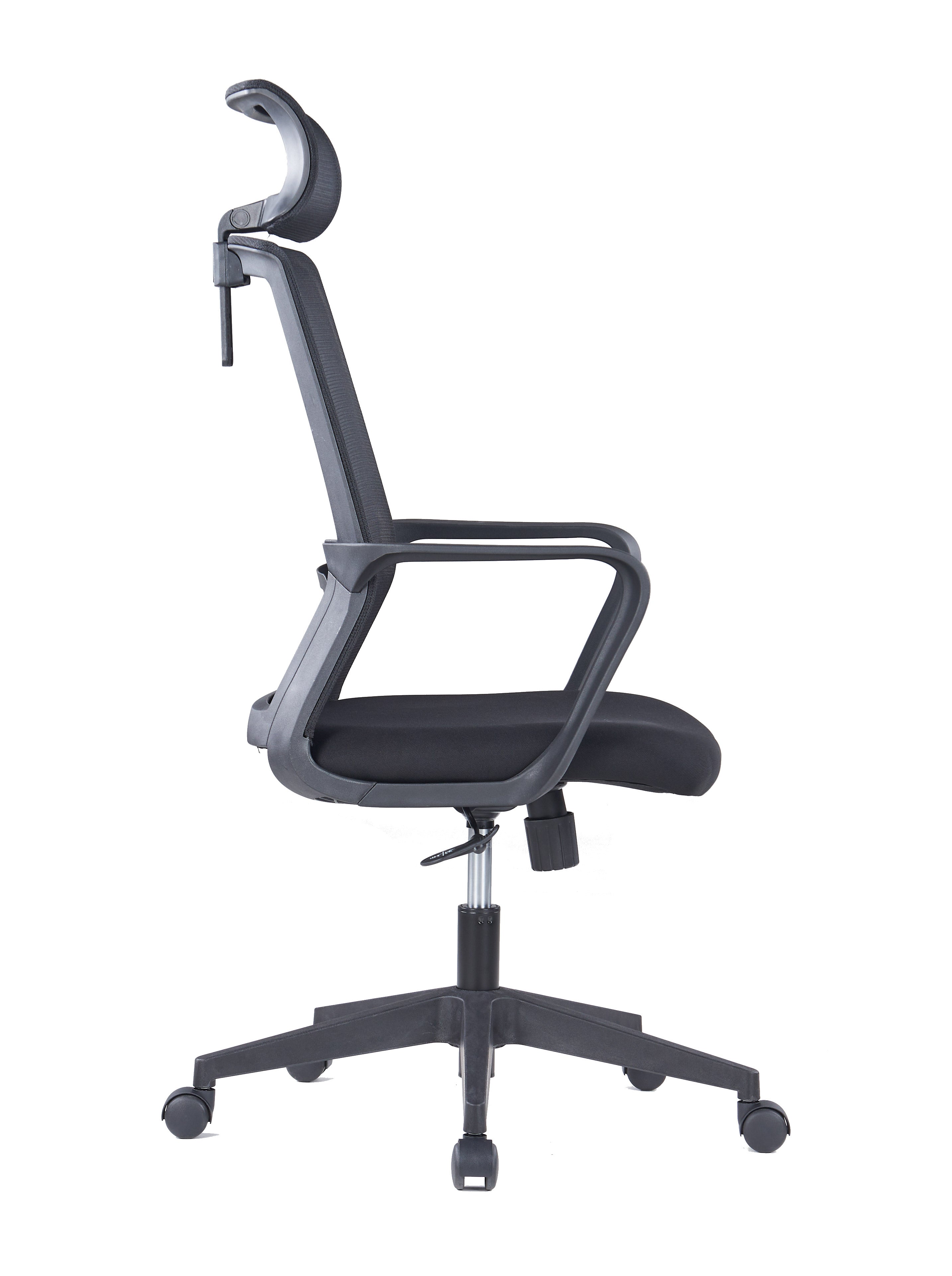 Le Fauteuil Orion tétière et soutien lombaire de Monsieur Bureau est une chaise de bureau ergonomique noire avec accoudoirs, appui-tête, dossier en maille, assise rembourrée et cinq roulettes, présentée de profil sur fond blanc.