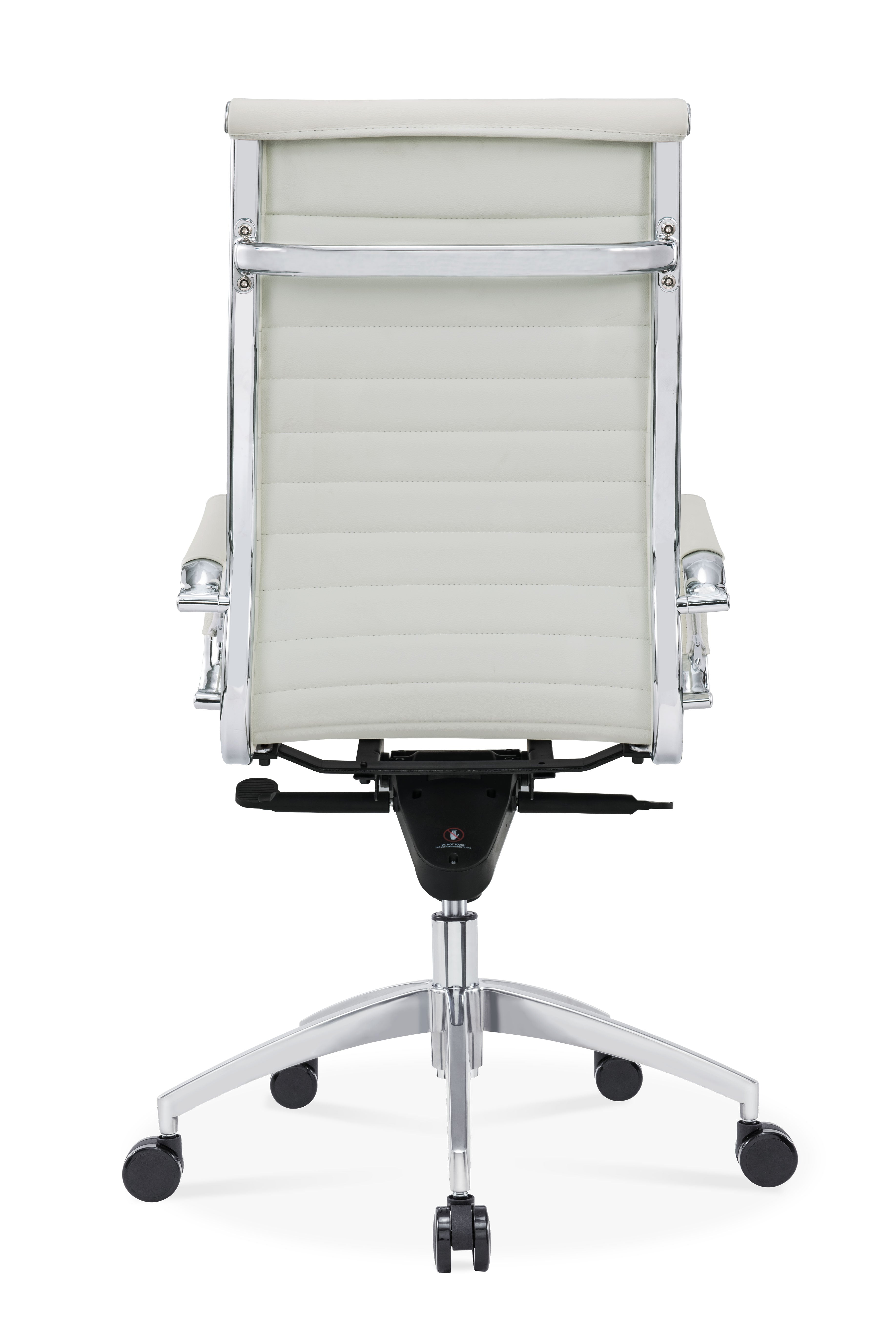 Le Fauteuil Direction Persée Cuir Blanc Haut Dossier de Monsieur Bureau est un siège moderne avec surpiqûres horizontales, accoudoirs chromés et base métallique à cinq roulettes, présenté ici vu de l'arrière.