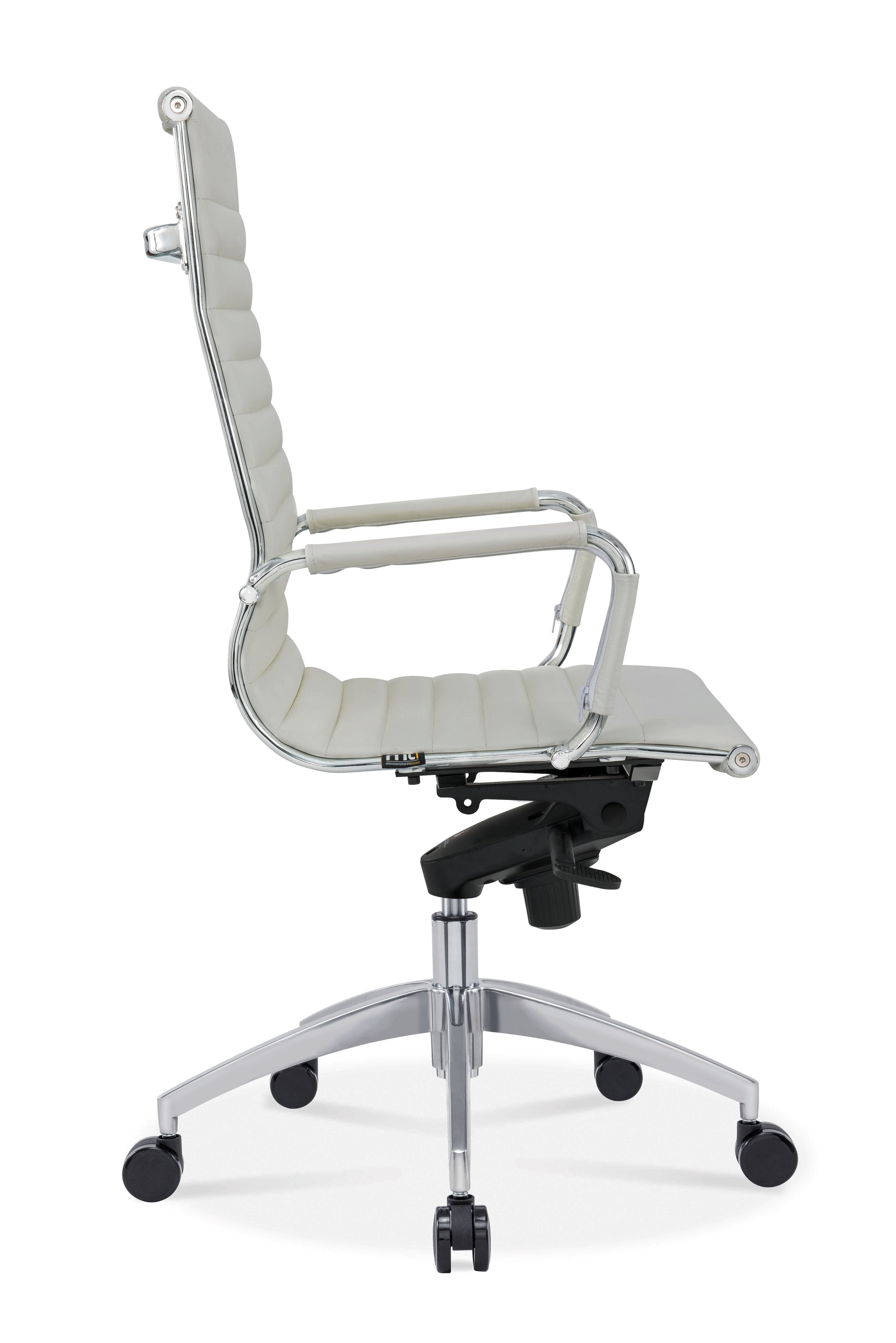 Le Fauteuil Direction Persée Cuir Blanc Haut Dossier de Monsieur Bureau est un siège de bureau moderne de couleur blanche avec un dossier haut, une assise et un dossier en cuir blanc rembourrés, des accoudoirs chromés et une base en métal à cinq roues, présenté de côté sur fond blanc.