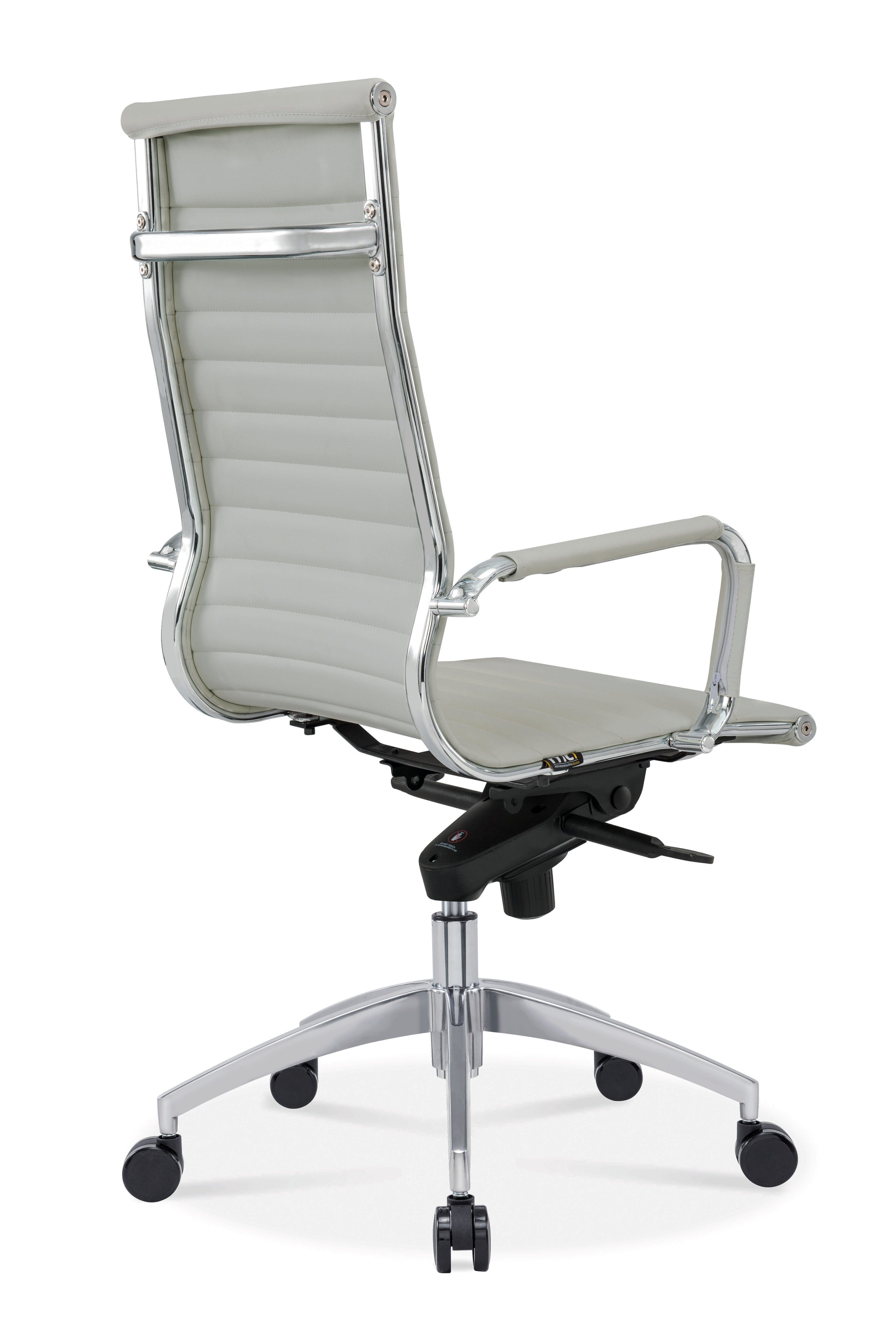 Le Fauteuil Direction Persée Cuir Blanc Haut Dossier de Monsieur Bureau est un fauteuil de direction moderne en cuir blanc avec un dossier haut, une structure chromée, des accoudoirs rembourrés et un piètement à cinq roues, présenté de dos et de biais.