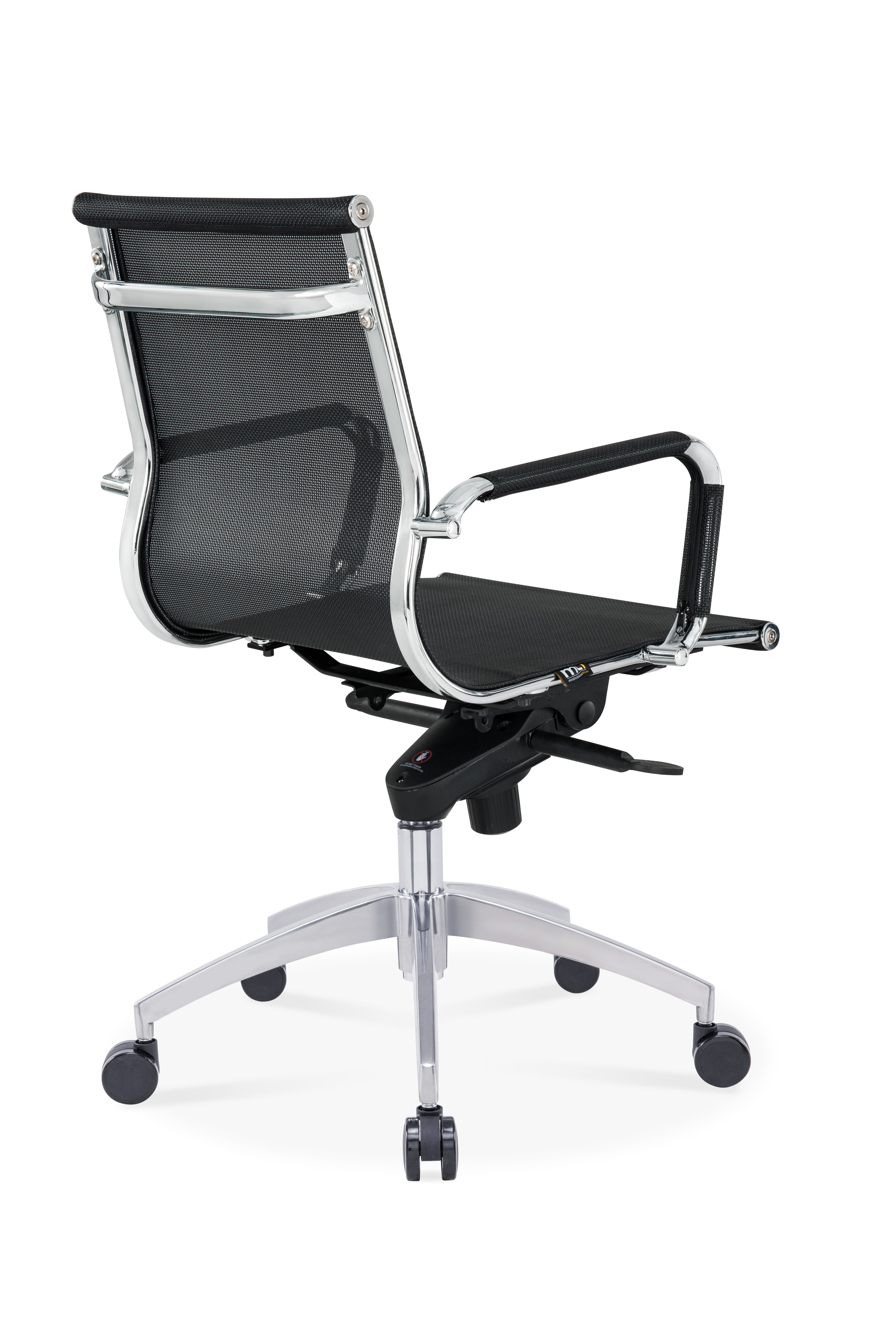 Le Monsieur Bureau Fauteuil Réunion basculant Persée Bas Dossier Résille est doté d'un dossier et d'un siège en maille noire, d'accoudoirs chromés et d'un piétement argenté à cinq roues, présenté de l'arrière sur fond blanc.