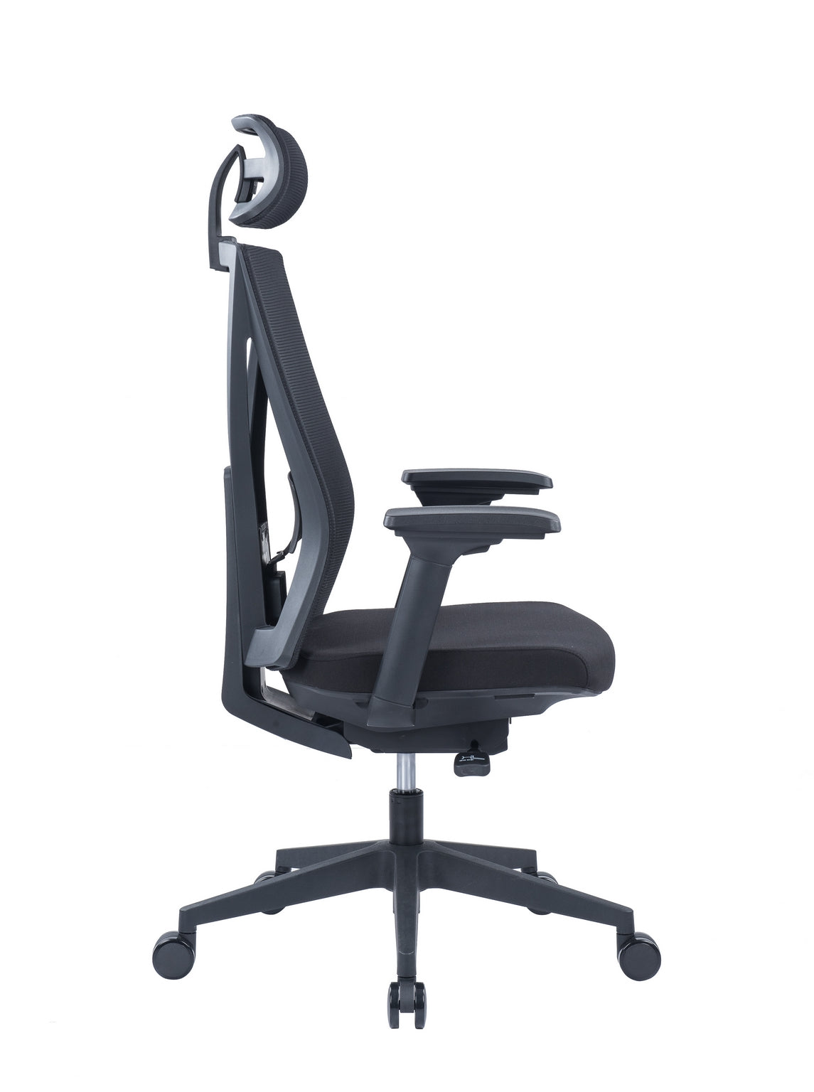 Le Fauteuil basculant Auriga avec têtière de Monsieur Bureau est doté d'un dossier en maille noire, d'accoudoirs réglables, d'une assise rembourrée, d'un appui-tête pour le soutien de la nuque et d'une base à cinq roues. Il est présenté de profil sur fond blanc.