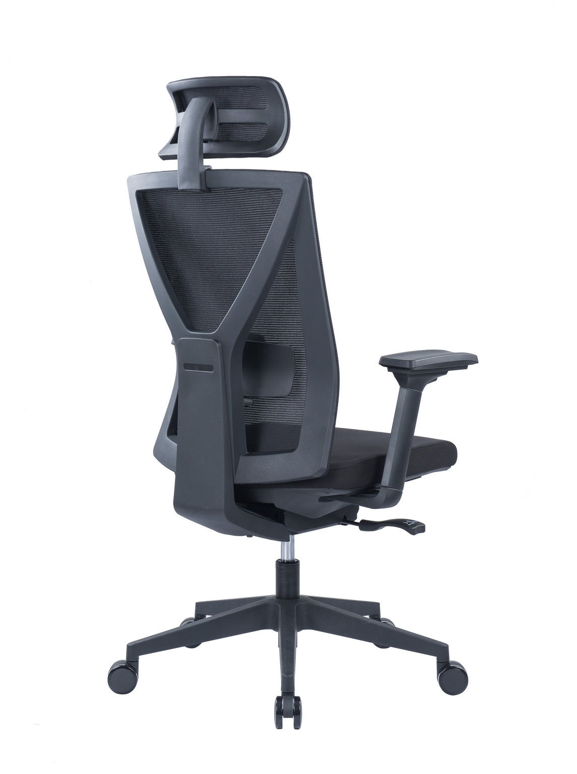 Le Fauteuil basculant Auriga avec têtière de Monsieur Bureau est un siège de bureau ergonomique moderne de couleur noire avec dossier en maille, accoudoirs réglables, appui-tête pour le soutien de la nuque, et cinq roulettes, présenté sous un angle arrière sur fond blanc.