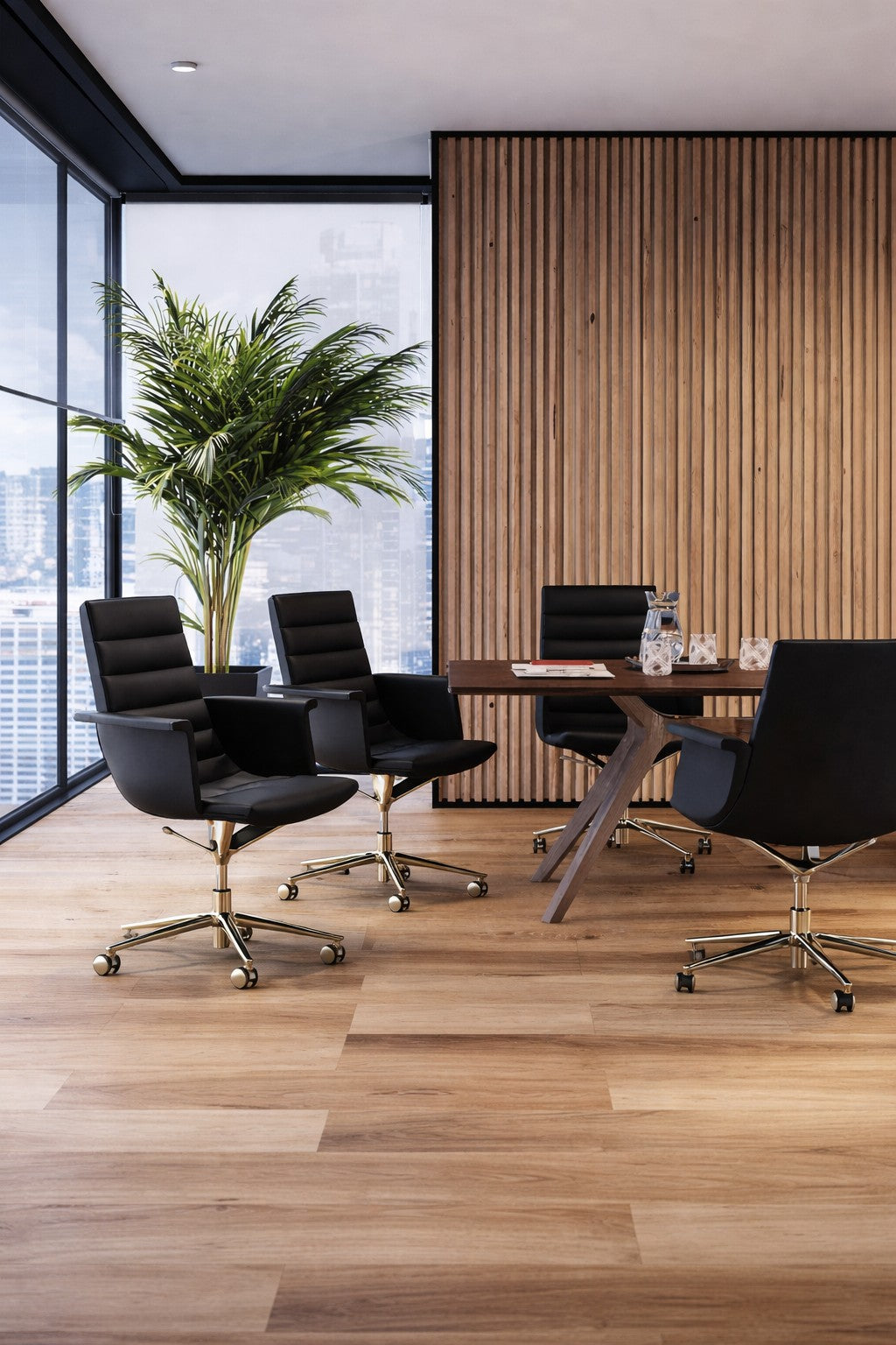 Une salle de réunion moderne avec quatre chaises Altara de Monsieur Bureau Fauteuil (dossier moyen et accoudoirs confortables), une table en bois avec des verres et de l'eau, une grande plante en pot, un mur en bois et des fenêtres avec vue sur la ville du sol au plafond.#finitions_noir