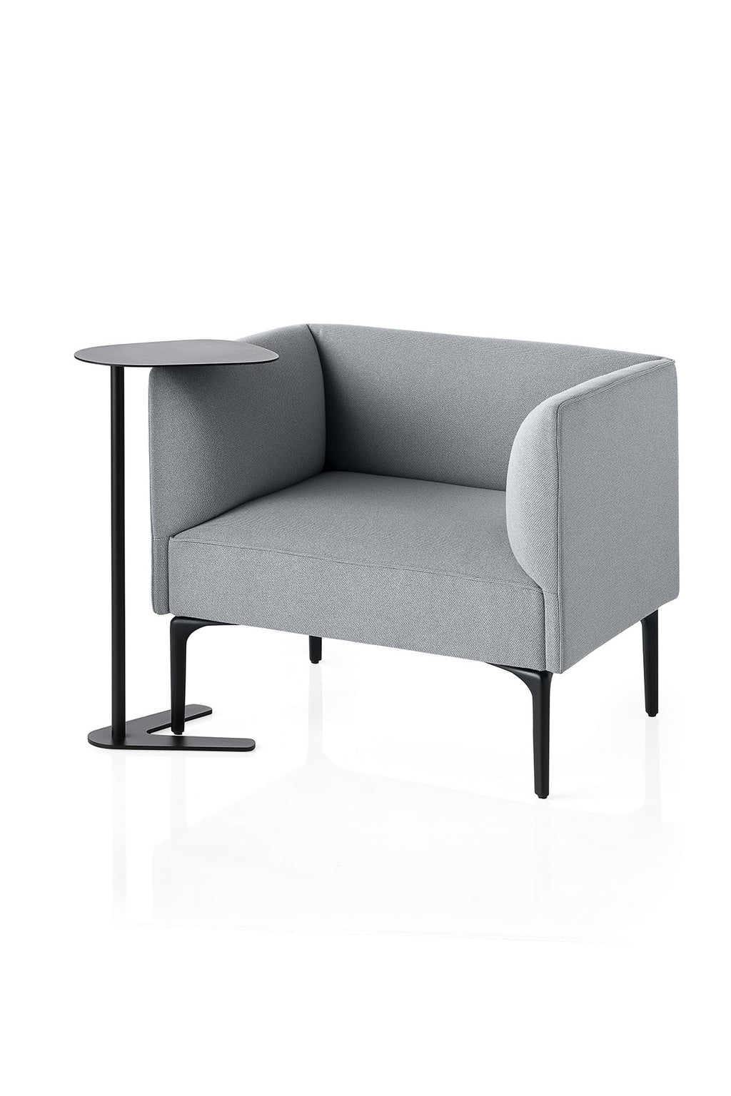 Le Fauteuil d'accueil Kay de Monsieur Bureau - un fauteuil moderne au design italien gris clair avec un dossier bas et des pieds noirs - est associé à une petite table d'appoint ronde noire sur la gauche. Les deux pièces minimalistes sont placées sur un fond blanc.