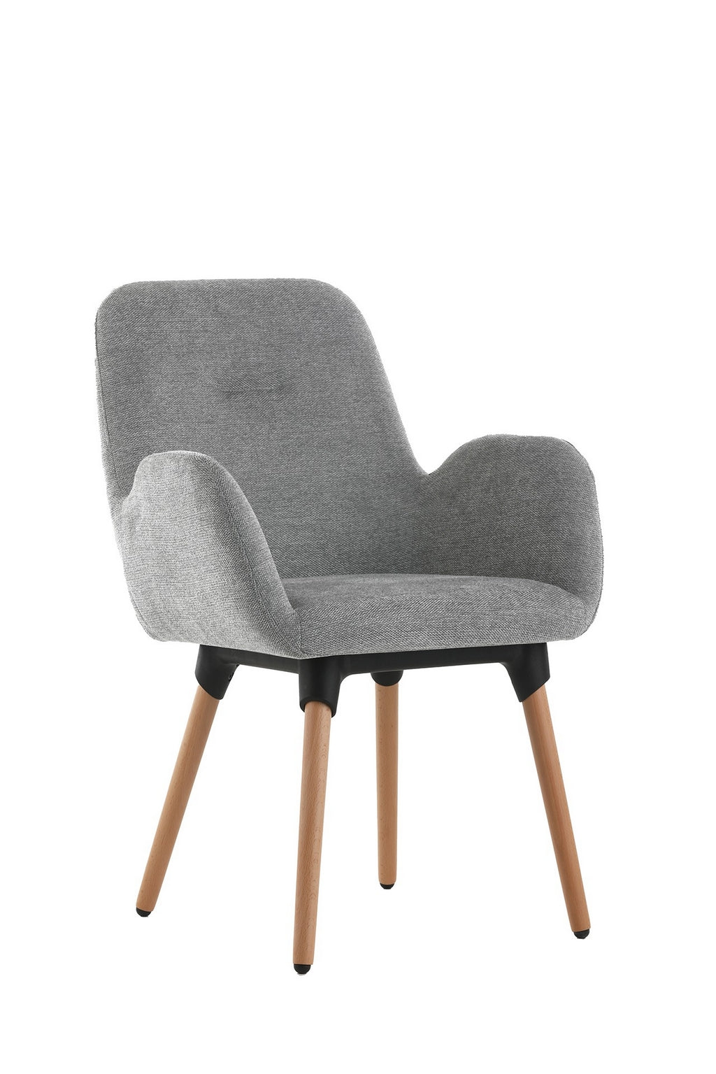 Le Fauteuil d'accueil et réunion Shino de Monsieur Bureau se caractérise par un revêtement gris clair, un dossier et des accoudoirs légèrement incurvés, ainsi que quatre pieds angulaires en bois avec des supports noirs, présentés sur un fond blanc uni.