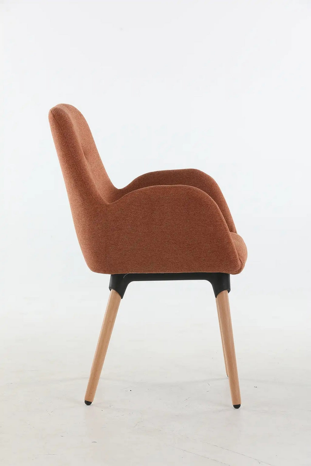 Vue latérale du Fauteuil d'accueil et réunion Shino de Monsieur Bureau, composé d'un revêtement brun, de pieds angulaires en bois clair et d'un support noir, sur un fond blanc uni.