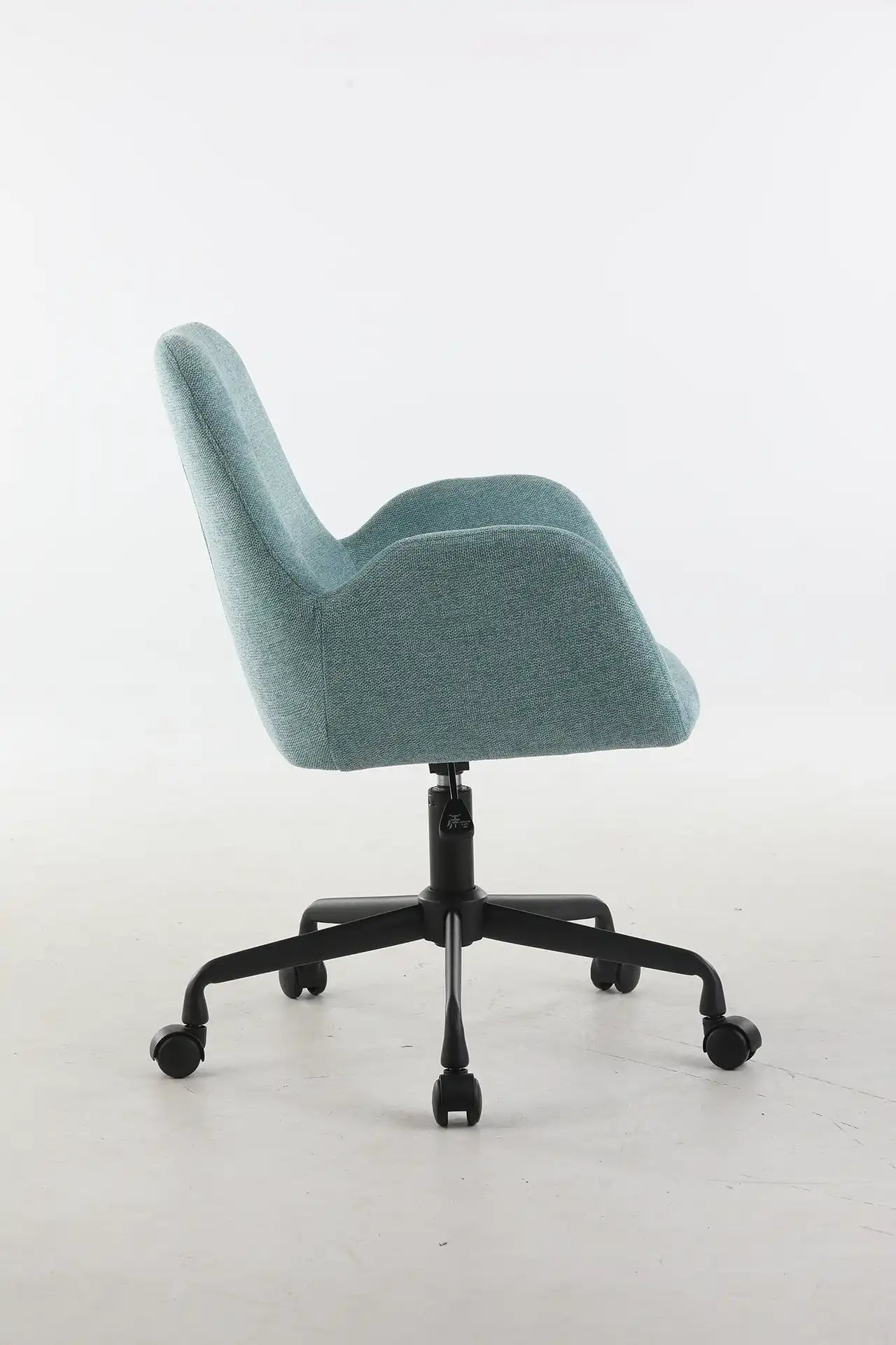 Le Fauteuil d'accueil et réunion Shino - Sur Roulettes de Monsieur Bureau est une chaise moderne bleu clair avec accoudoirs et base en métal noir sur cinq roulettes, présentée de côté sur un fond blanc uni.