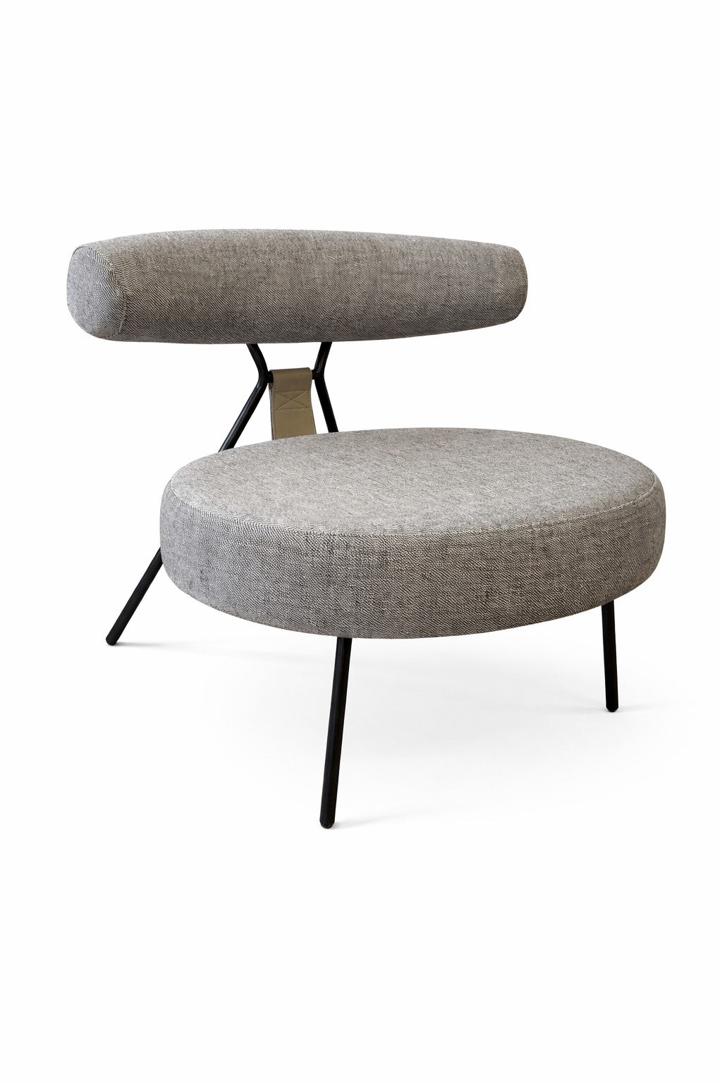 Le Fauteuil d'accueil professionnel TED de Monsieur Bureau est une chaise de salon contemporaine avec une assise ronde et grise, un dossier cylindrique et des pieds fins en métal noir, idéale comme chaise de réception élégante.#finitions_gris