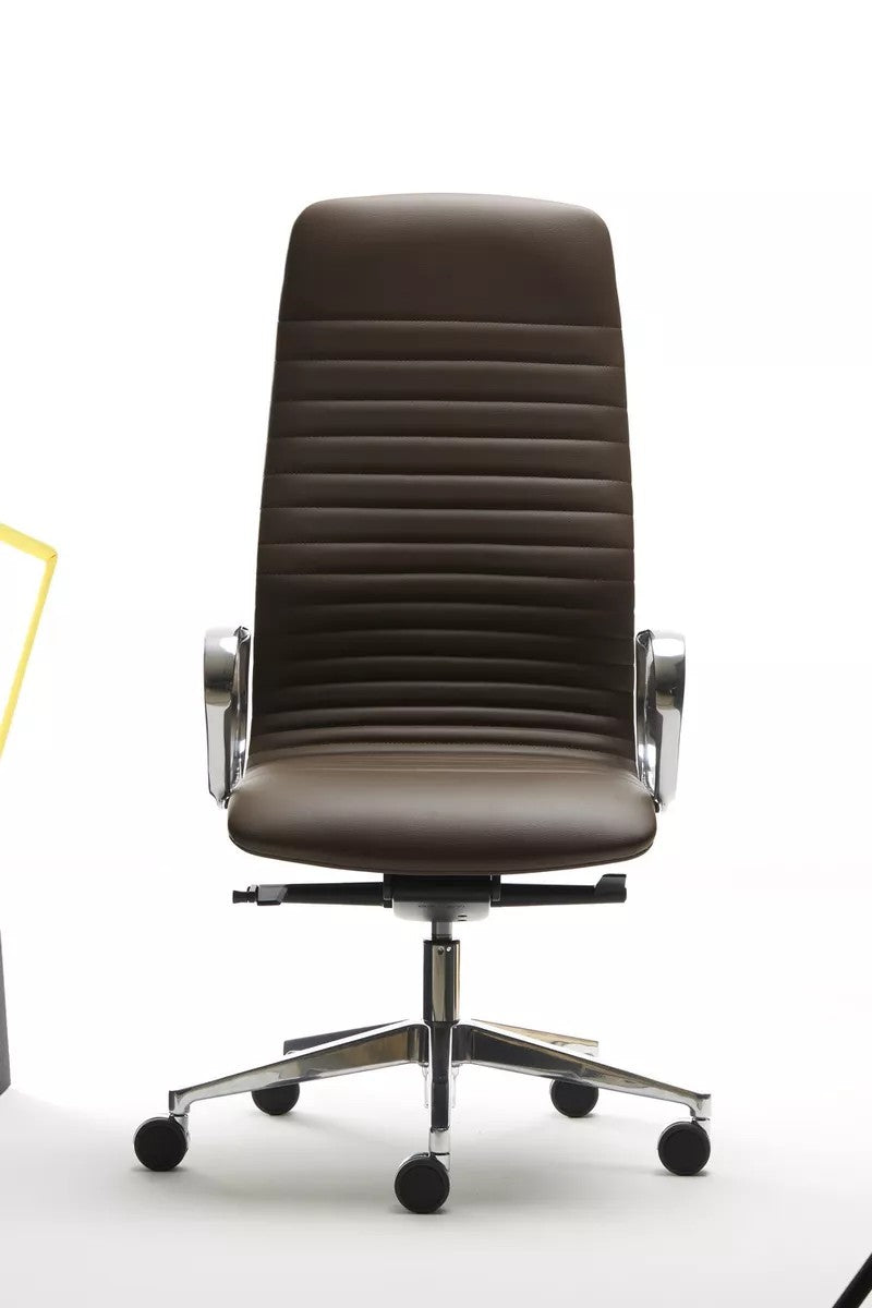 Le Fauteuil de Direction Simili-Cuir Union de Monsieur Bureau se caractérise par un similicuir marron moderne, des coutures horizontales, des accoudoirs chromés et une base chromée à cinq roues, le tout présenté sur un fond blanc uni.