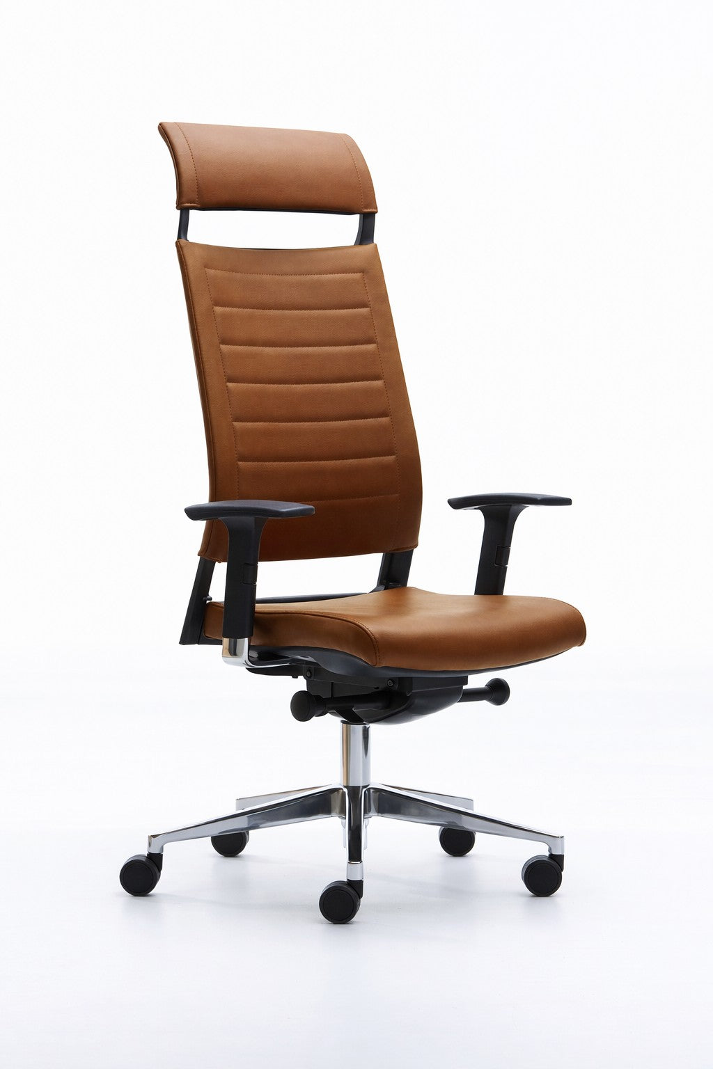 Le Fauteuil de Direction Cuir X Light de Monsieur Bureau est un fauteuil de direction italien moderne en cuir véritable de couleur marron avec un dossier haut, des accoudoirs réglables et un piétement chromé à cinq roues, présenté sur fond blanc.#finitions_marron