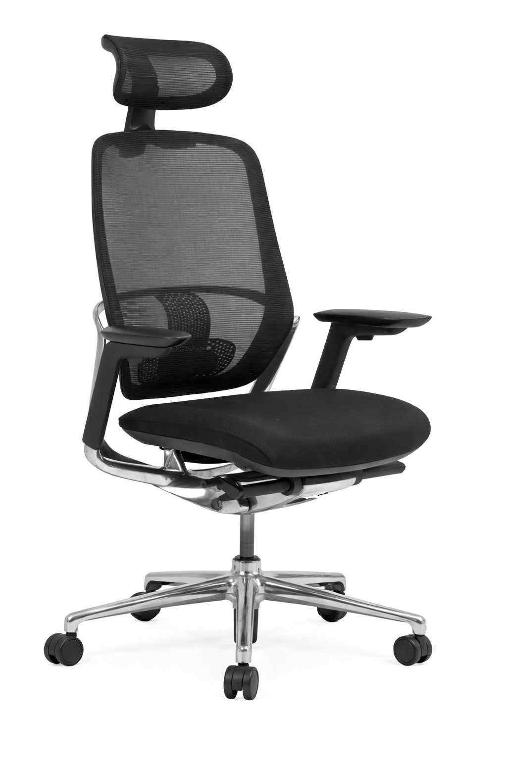 Le Siège ergonomique Yuki avec têtière - Synchrone 4D de Monsieur Bureau est doté d'un dossier en maille noire, d'une assise rembourrée, d'accoudoirs réglables en 4D, d'une base chromée avec cinq roues pivotantes et d'un soutien lombaire, le tout sur fond blanc.
