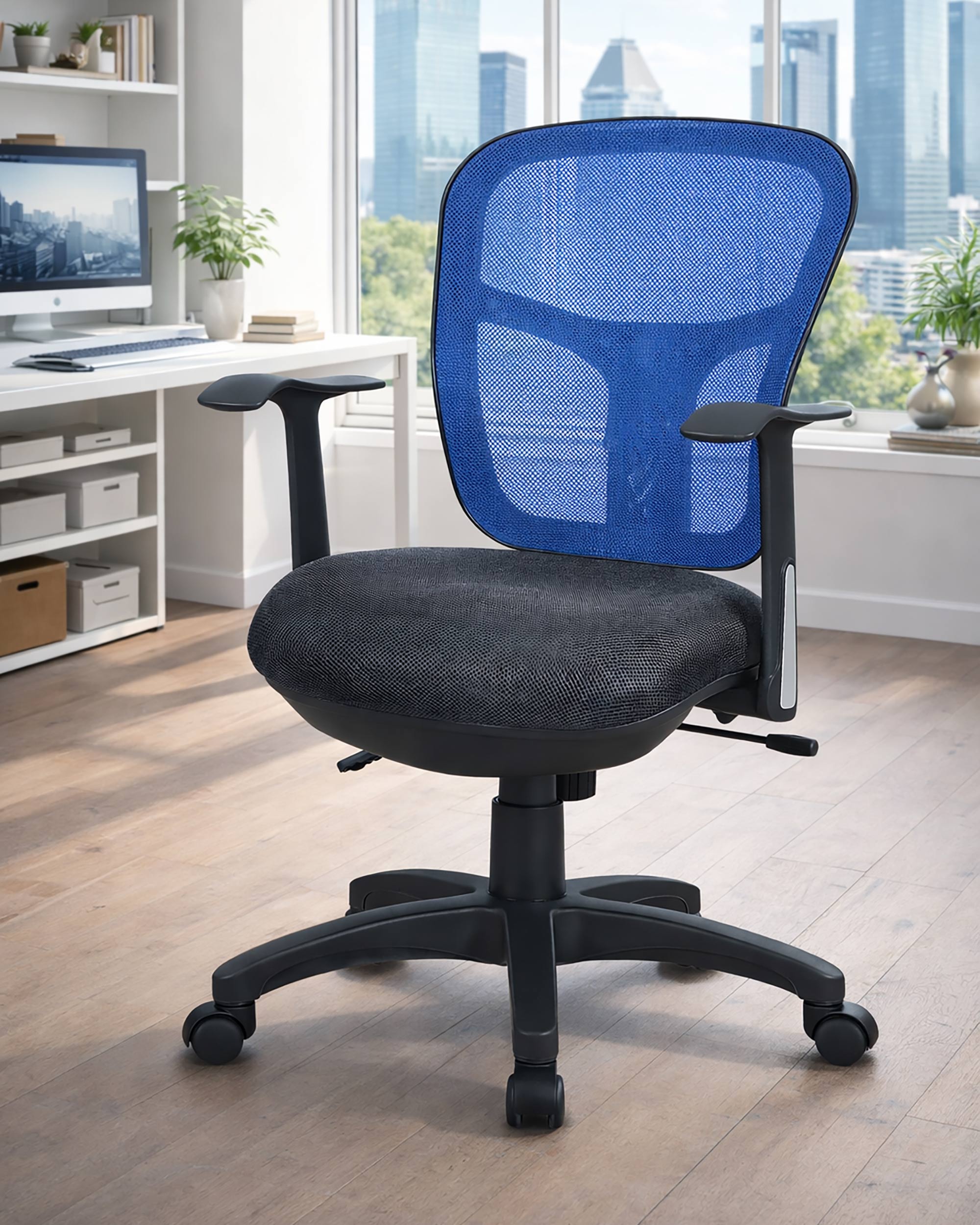 Le Fauteuil Aries dossier résille et soutien lombaire de Monsieur Bureau est doté d'un dossier en maille bleue, d'une assise coussinée noire et d'accoudoirs réglables. Il offre un grand confort dans un bureau moderne avec vue sur la ville et planchers en bois.