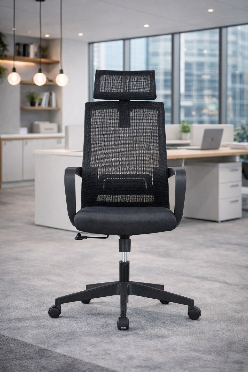 Le fauteuil Orion tétière et soutien lombaire de Monsieur Bureau, avec accoudoirs et appui-tête réglables, est installé au centre d'un open-space lumineux à la déco minimaliste - l'exemple parfait du siège de bureau confortable.