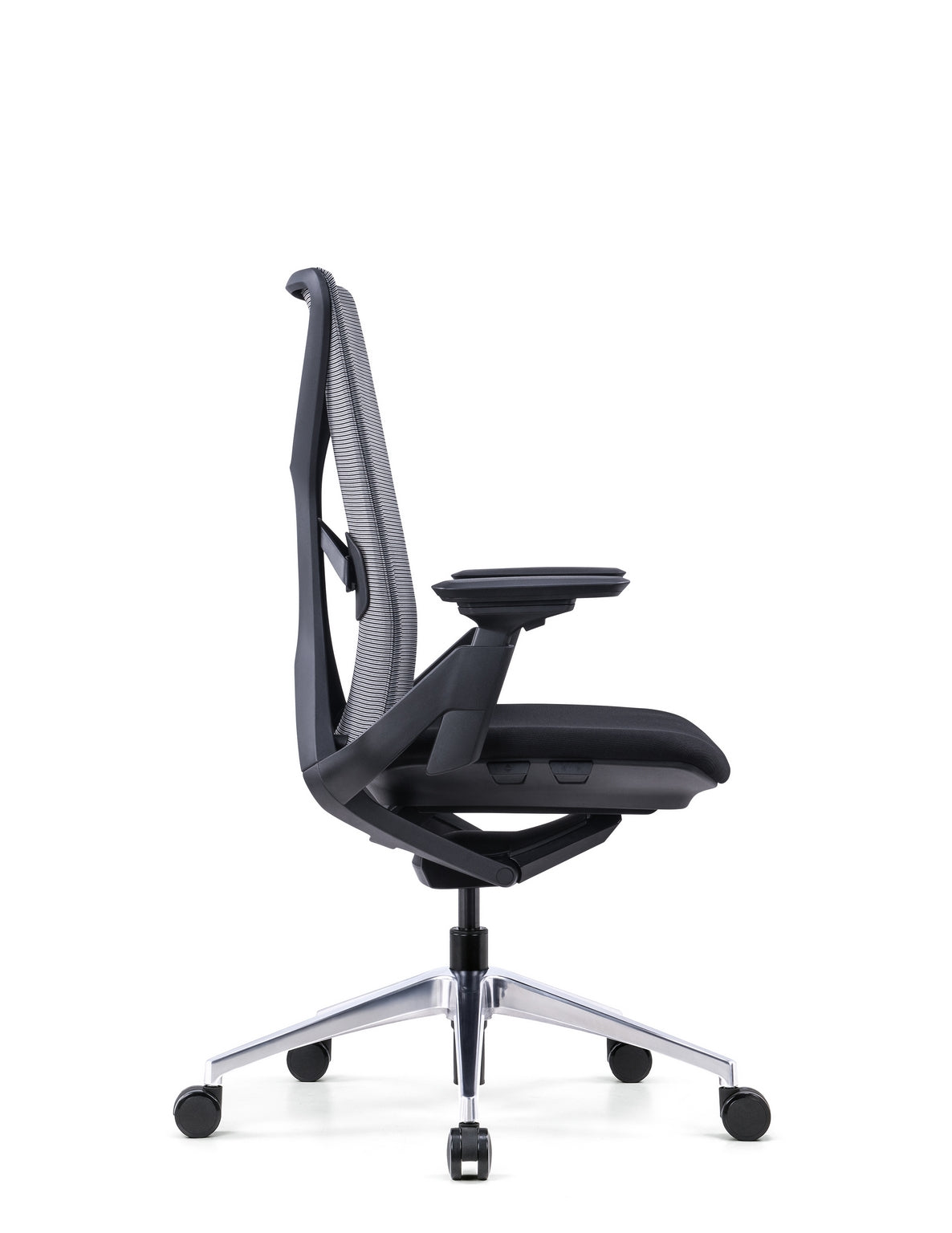 Le Fauteuil Ergonomique Cassiopée Synchrone Donati de Monsieur Bureau est doté d'un dossier en maille, d'accoudoirs réglables, d'un siège rembourré, d'une base chromée à cinq roues et est conçu pour la prévention du syndrome de stress post-traumatique. Représenté de profil sur fond blanc.