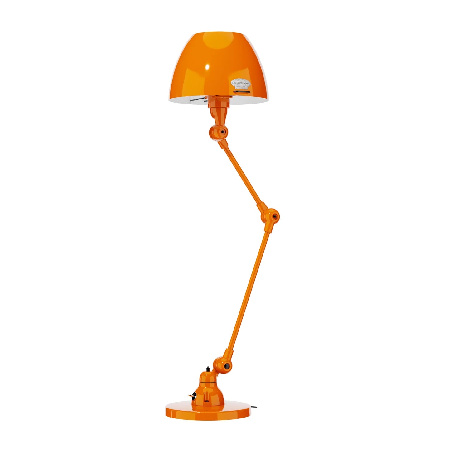 La Lampe de bureau articulée Aicler design professionnel de Monsieur Bureau est une lampe de bureau moderne de couleur orange avec un abat-jour en forme de dôme, un bras ajustable et une base ronde - parfaite pour un éclairage directionnel dans les espaces professionnels. Isolée sur fond blanc.