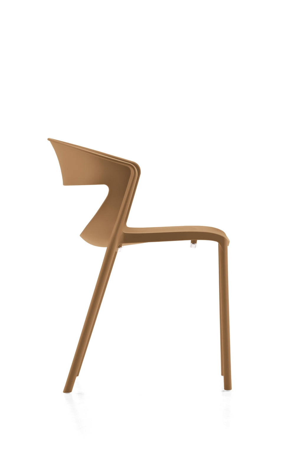 Vue latérale du Lot de 2 chaises monobloc empilables Kika Polypropylène de Monsieur Bureau, composé de chaises empilables modernes de couleur marron, aux lignes minimalistes et aux dossiers incurvés, idéales pour les espaces collectifs, sur fond blanc.
