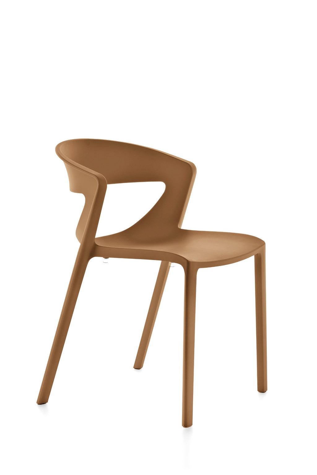 Le Lot de 2 chaises monobloc empilables Kika Polypropylène de Monsieur Bureau se caractérise par un design moderne en plastique moulé à dossier ouvert incurvé de couleur marron, présenté sur un fond blanc uni.#finitions_caramel