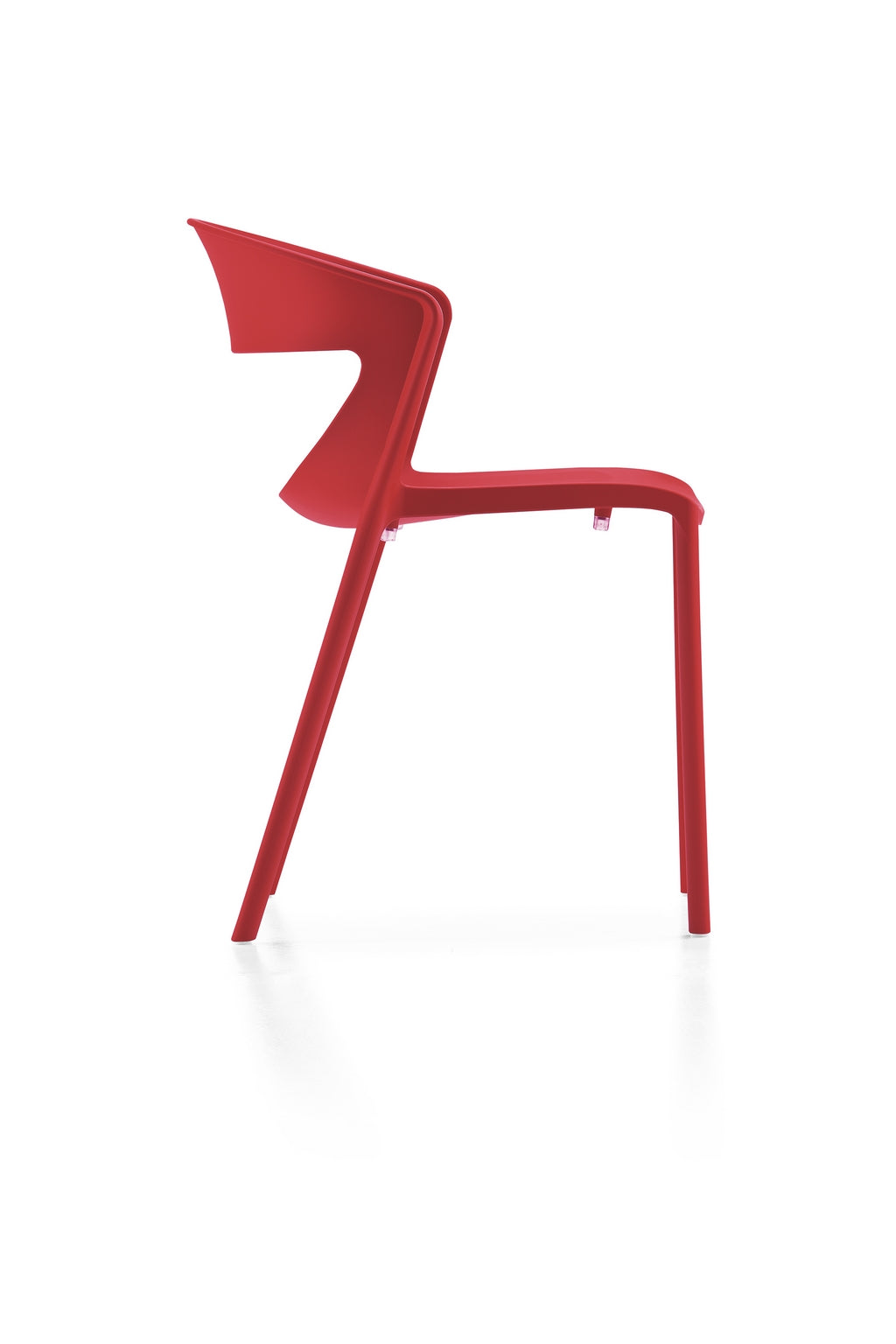 Vue latérale de Lot de 2 chaises monobloc empilables Kika Polypropylène de Monsieur Bureau - chaises rouges modernes et minimalistes avec dossiers incurvés et pieds élancés, parfaites pour des sièges collectifs polyvalents, photographiées sur un fond blanc.