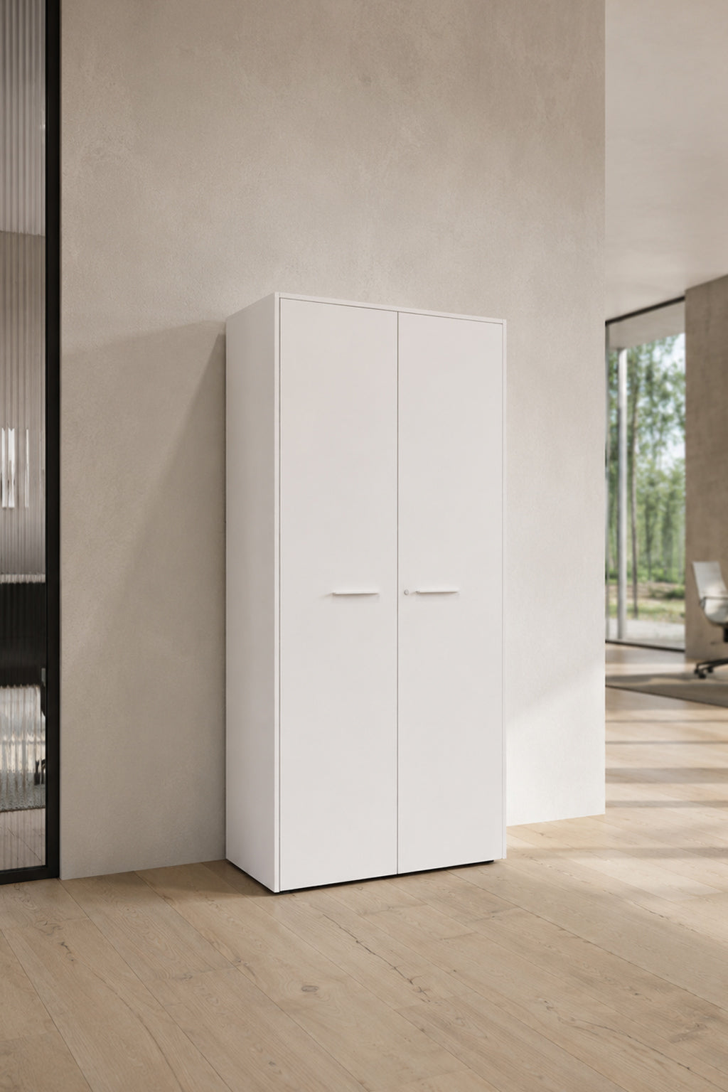 L'Armoire haute Passe Partout 2 portes de Monsieur Bureau, au design blanc moderne et aux poignées minimalistes, s'appuie sur un mur clair dans une pièce lumineuse avec des sols en bois et de grandes fenêtres.#finitions_blanc