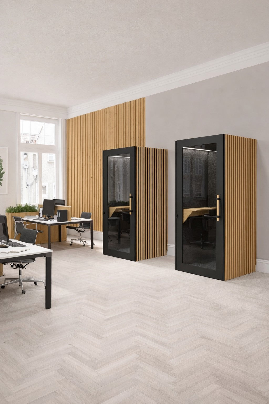 Bureau moderne en open space avec des planchers en bois clair, deux Monsieur Bureau Phone Booth acoustique NO SOUND Executive 1 personne pour l'isolation phonique contre un mur d'accent en lattes, plusieurs bureaux avec des chaises, et de grandes fenêtres laissant entrer la lumière naturelle en abondance.#finitions_noir