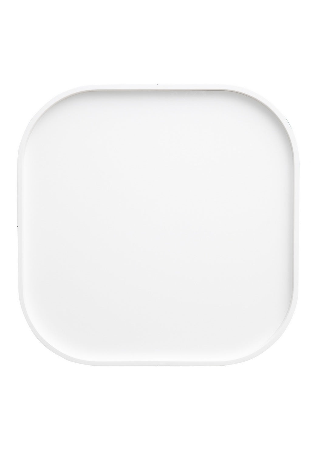 Un plateau rectangulaire blanc minimaliste aux angles arrondis, vu du dessus sur un fond blanc, reflète le style assise modulable du Pouf d'accueil Nordic avec plateau de Busk+Hertzog pour Monsieur Bureau.