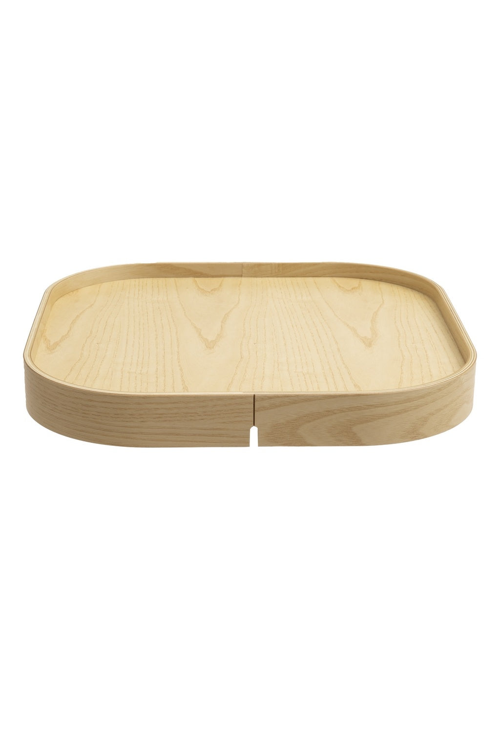 Le Pouf d'accueil Nordic avec plateau de Monsieur Bureau, conçu par Busk+Hertzog, se compose d'un plateau rectangulaire en bois clair aux angles arrondis, aux côtés incurvés vers le haut, avec une petite encoche centrale et un subtil motif de grain de bois.