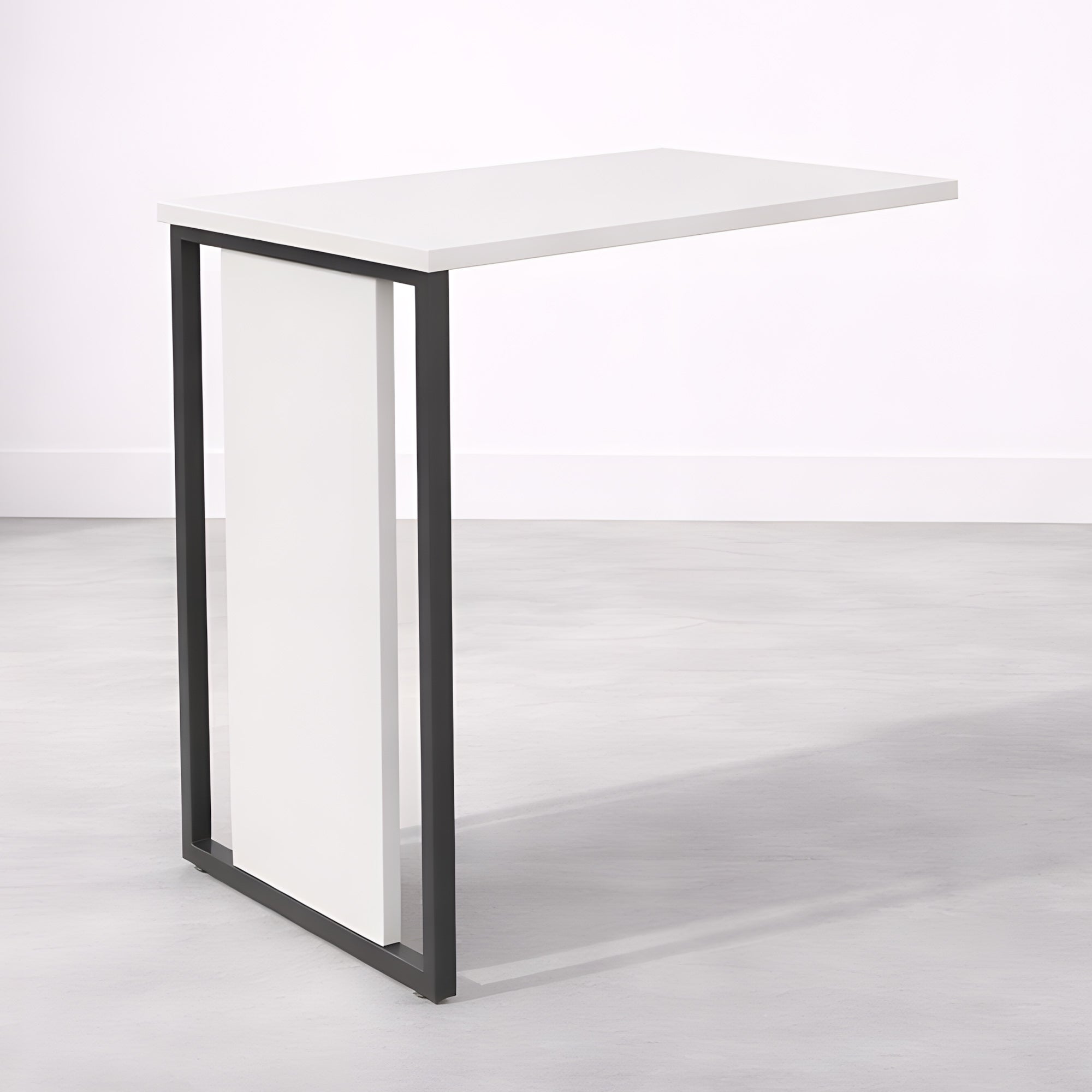 Cette table d'appoint moderne en forme de C de Monsieur Bureau, dotée d'un plateau et d'un panneau blancs et d'un cadre en métal noir, complète le Bureau Edge Modulable P80 droit ou angle - idéal pour tout espace de travail contemporain.#combo_blanc_mat_retour_seul