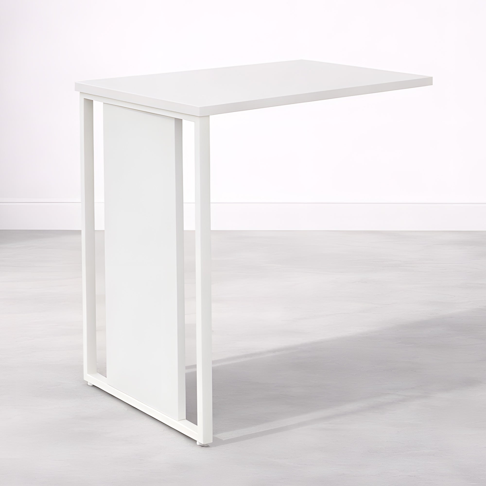 Monsieur Bureau Bureau Edge Modulable P80 droit ou angle est une table d'appoint moderne blanche avec un plateau rectangulaire, une structure métallique minimaliste, un panneau latéral solide et deux côtés ouverts, présentée sur un sol gris clair contre un mur blanc.#combo_blanc_blanc_mat_retour_seul