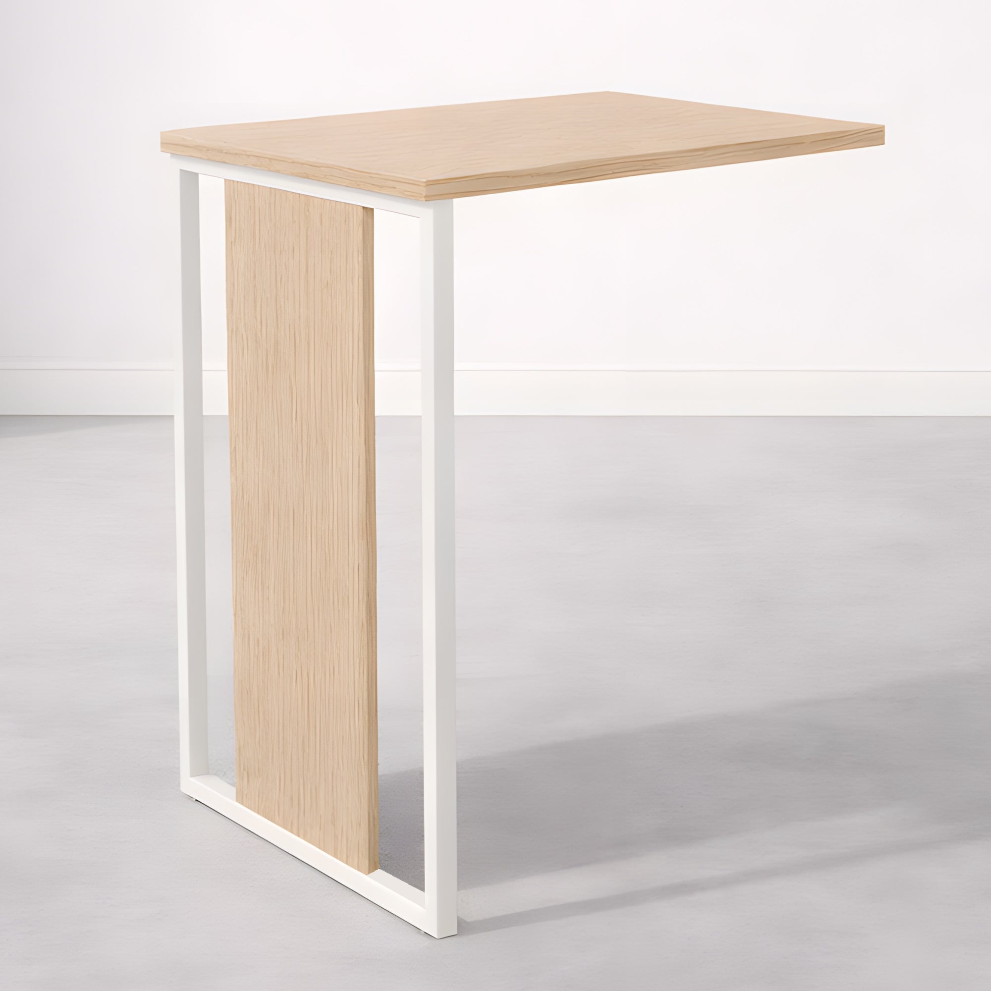 Le Bureau Edge Modulable P80 droit ou angle de Monsieur Bureau présente un design minimaliste avec un plateau en bois clair, un panneau vertical et un cadre en métal blanc - idéal comme bureau professionnel modulable avec un style d'inspiration italienne.#combo_chene_blanc_mat_retour_seul
